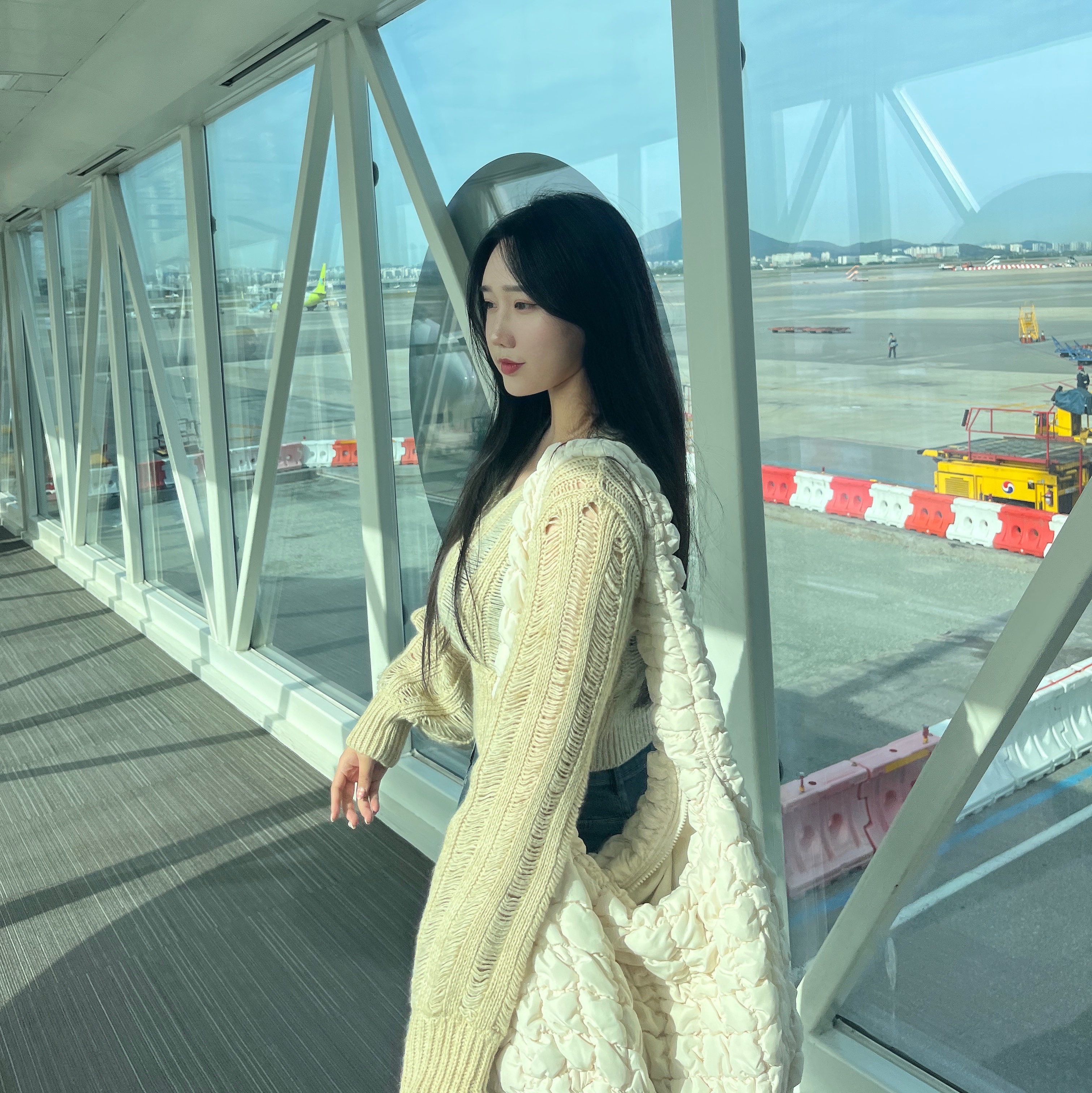 COS Quilted Oversized Shoulder Bag Off White Light Beige 착용 스타일 - 2