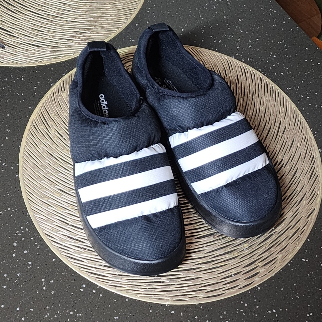 Adidas Puffylette Core Black 착용 스타일