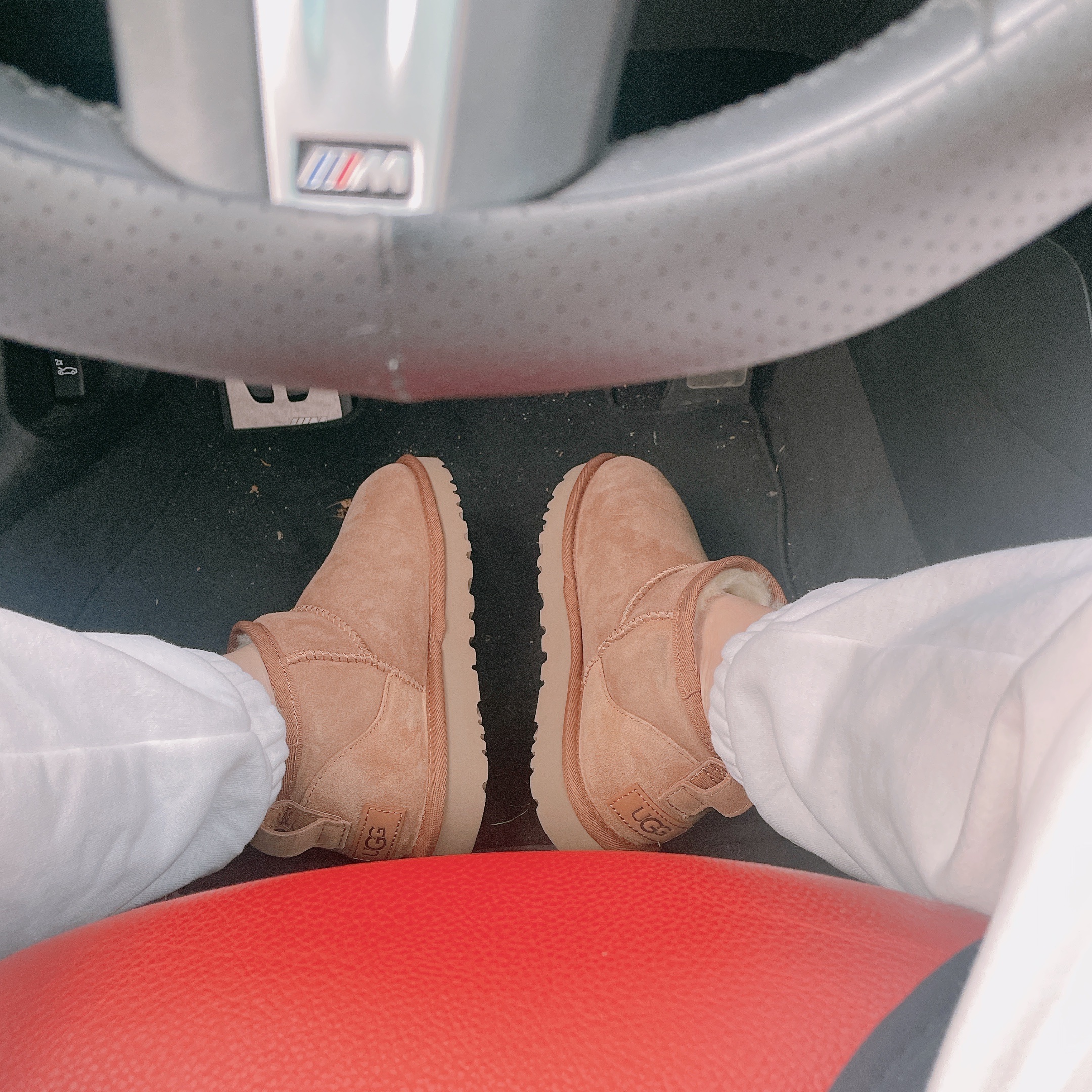 (W) UGG Classic Ultra Mini Boots Chestnut 착용 스타일 - 1