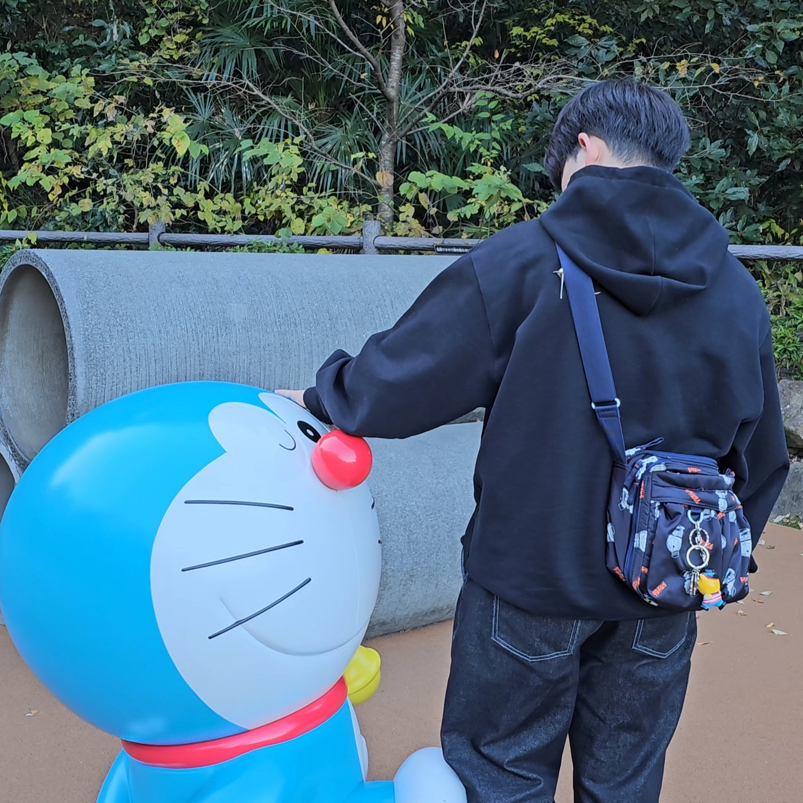 Porter x Doraemon Navigator Case Black (With Original Can Badge), Porter x Doraemon 2Way Tote Bag Black (With Original Can Badge) 착용 스타일 - 2
