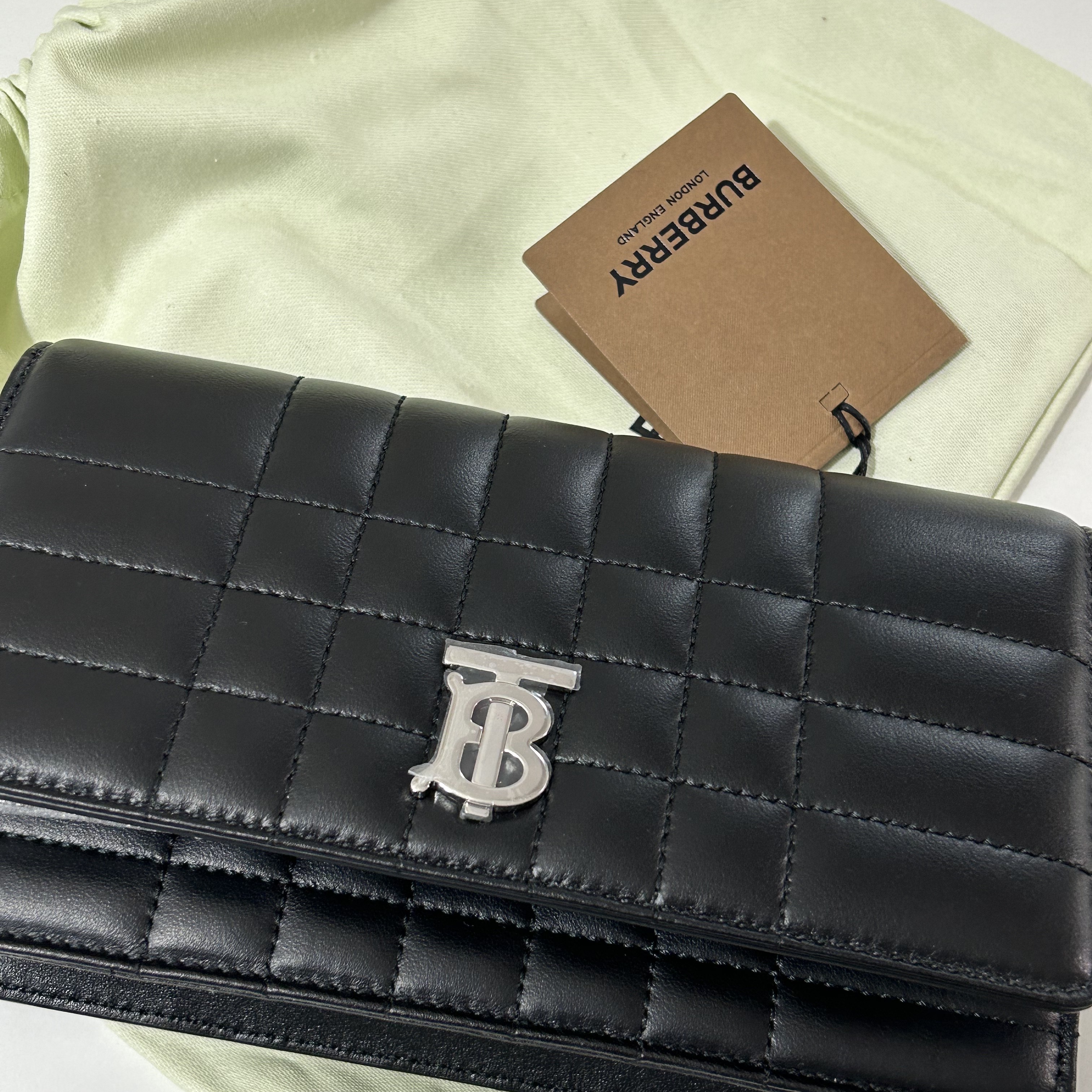 Burberry Lola Clutch Black Palladium 착용 스타일