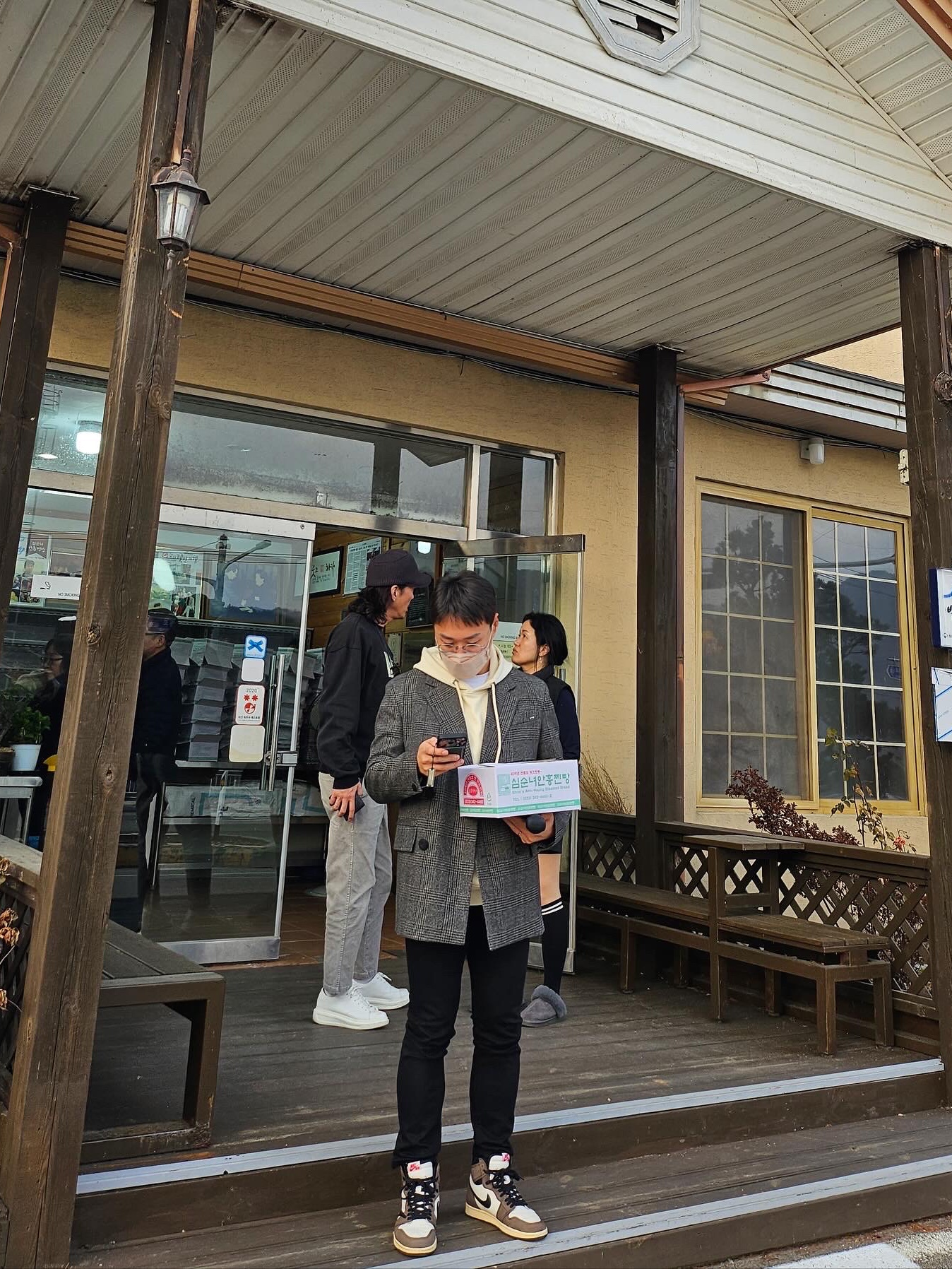 Wooyoungmi Flower Print Hoodie Ivory - 23SS, Jordan 1 x Travis Scott Retro High OG SP Mocha 착용 스타일 - 2