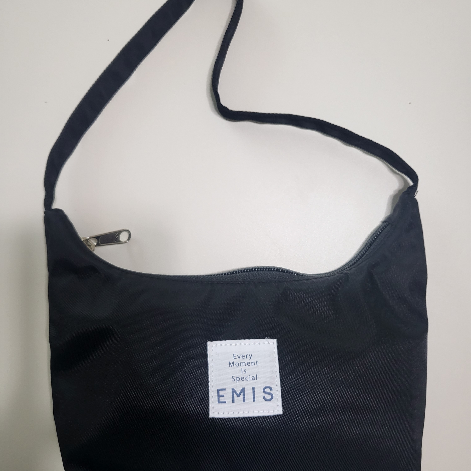 Emis Emis Hobo Bag Black 착용 스타일 - 1