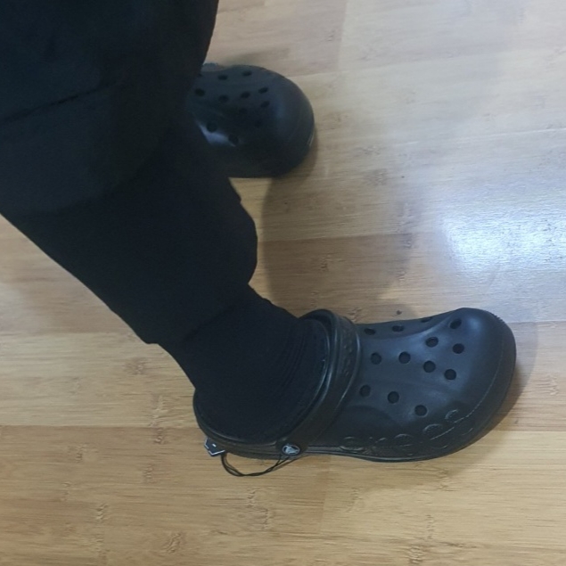 Crocs Baya Lined Clog Black 착용 스타일