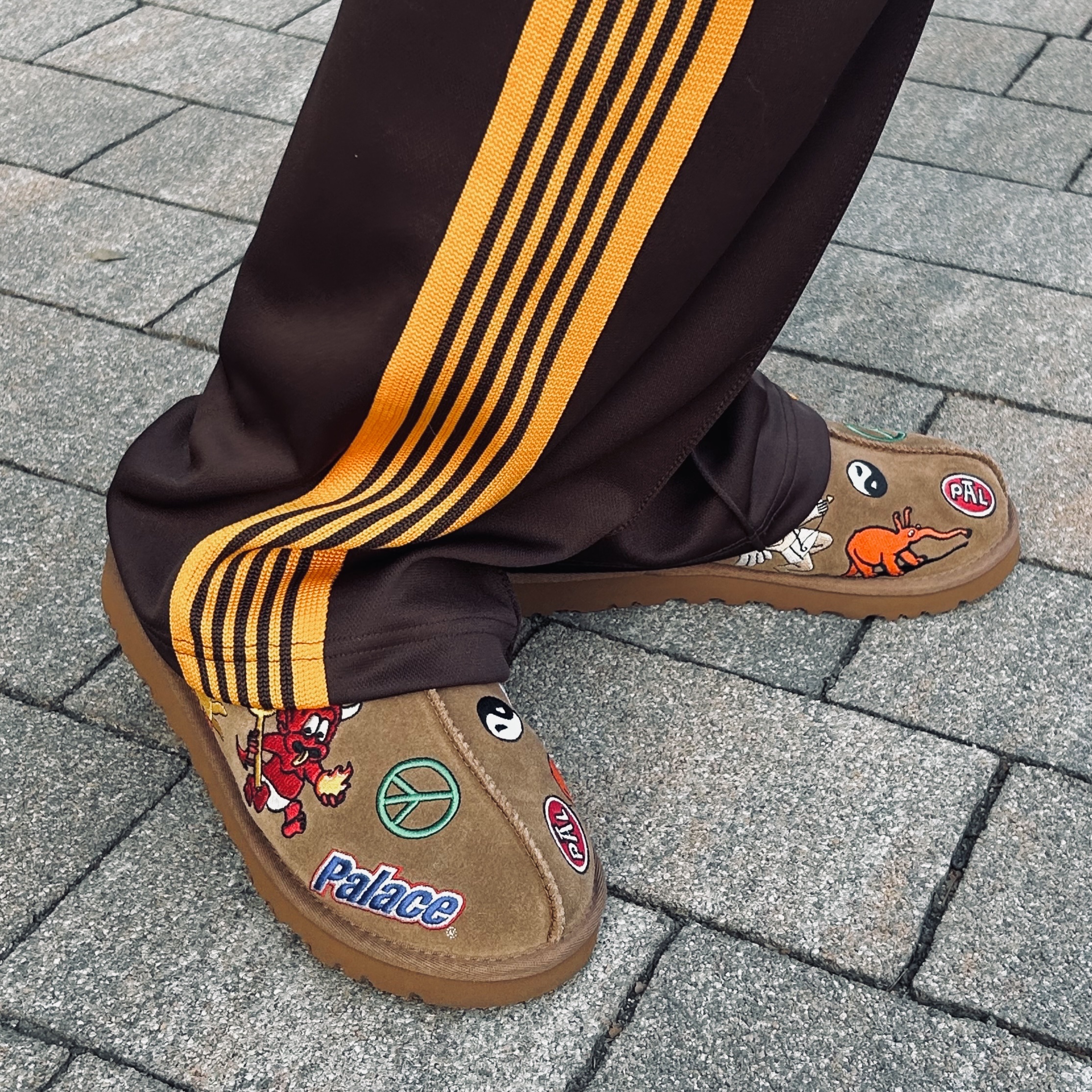UGG x Palace Tasman Slipper Chestnut 착용 스타일 - 1