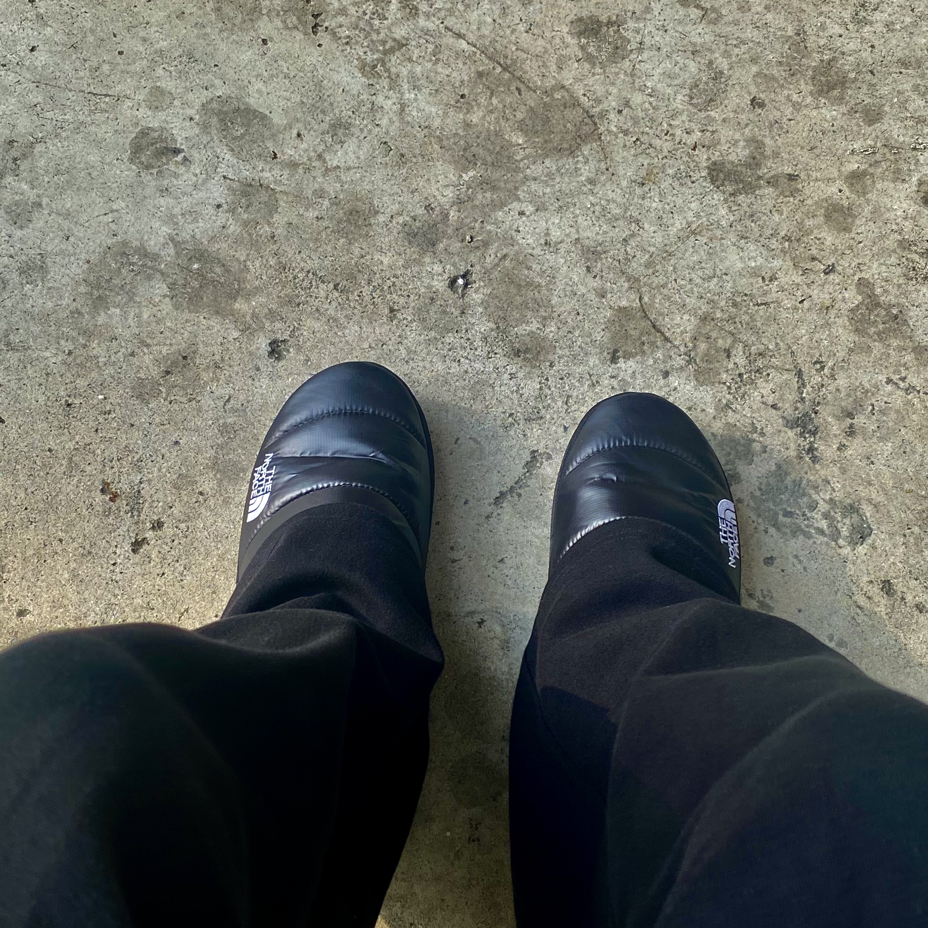 The North Face Nuptse Mule Black 착용 스타일