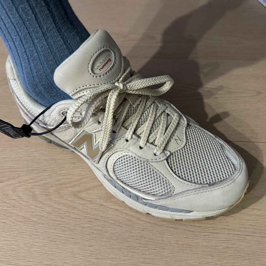 New Balance 2002R Beige 착용 스타일 - 2