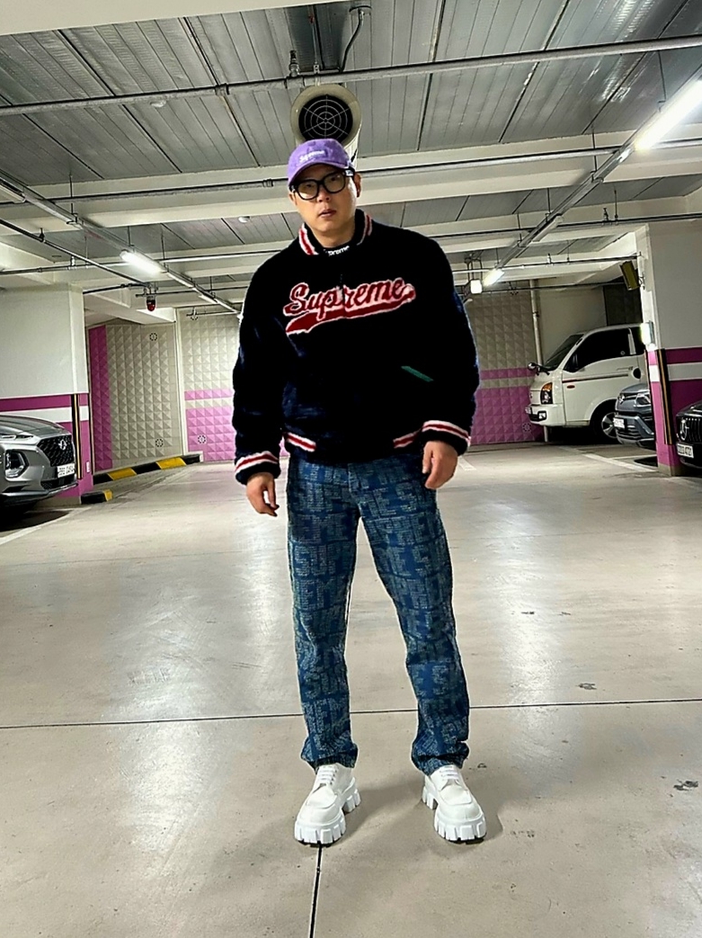 Supreme Faux Fur Varsity Jacket Black - 20SS, Supreme Needle Punch Regular Jean Washed Blue - 23FW 착용 스타일 - 1