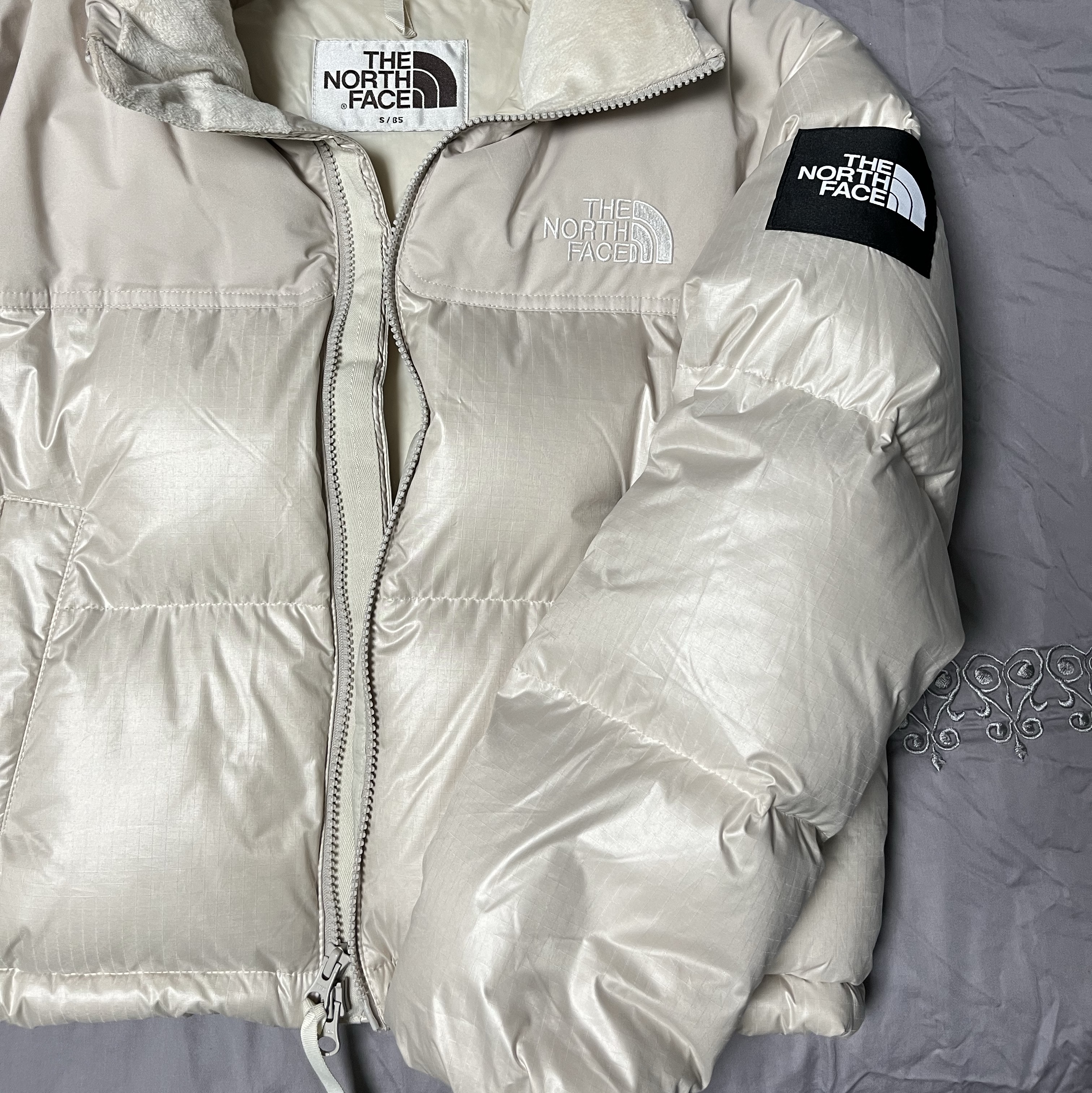 (W) The North Face White Label Novelty Nuptse Down Jacket Cream 착용 스타일