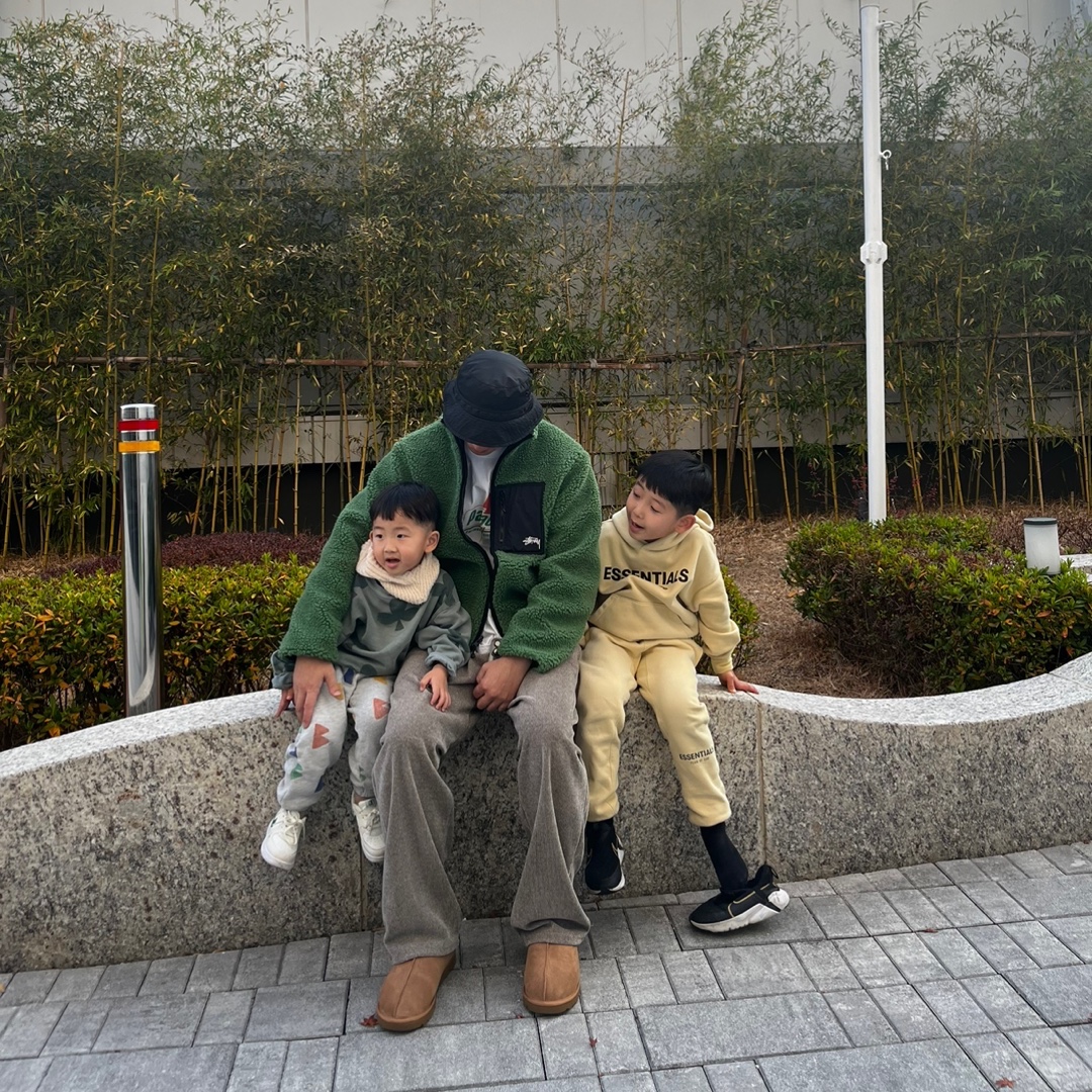 UGG Tasman Slipper Chestnut, Stussy 8 Ball Sherpa Jacket Green 착용 스타일