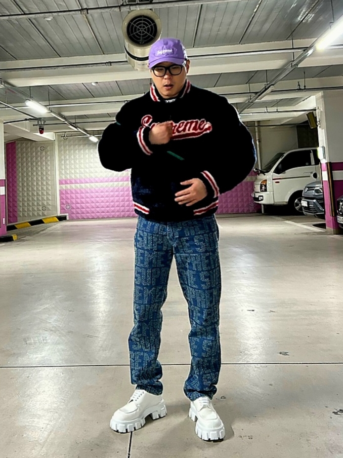 Supreme Faux Fur Varsity Jacket Black - 20SS, Supreme Needle Punch Regular Jean Washed Blue - 23FW 착용 스타일 - 2