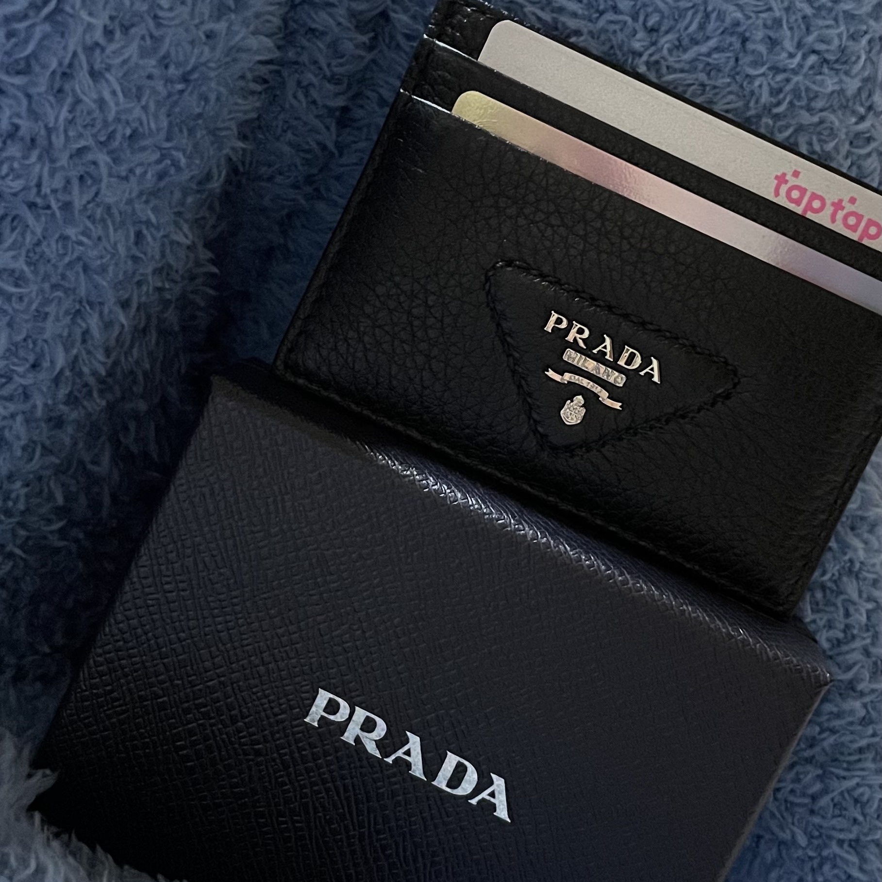 Prada Leather Card Holder Black 착용 스타일