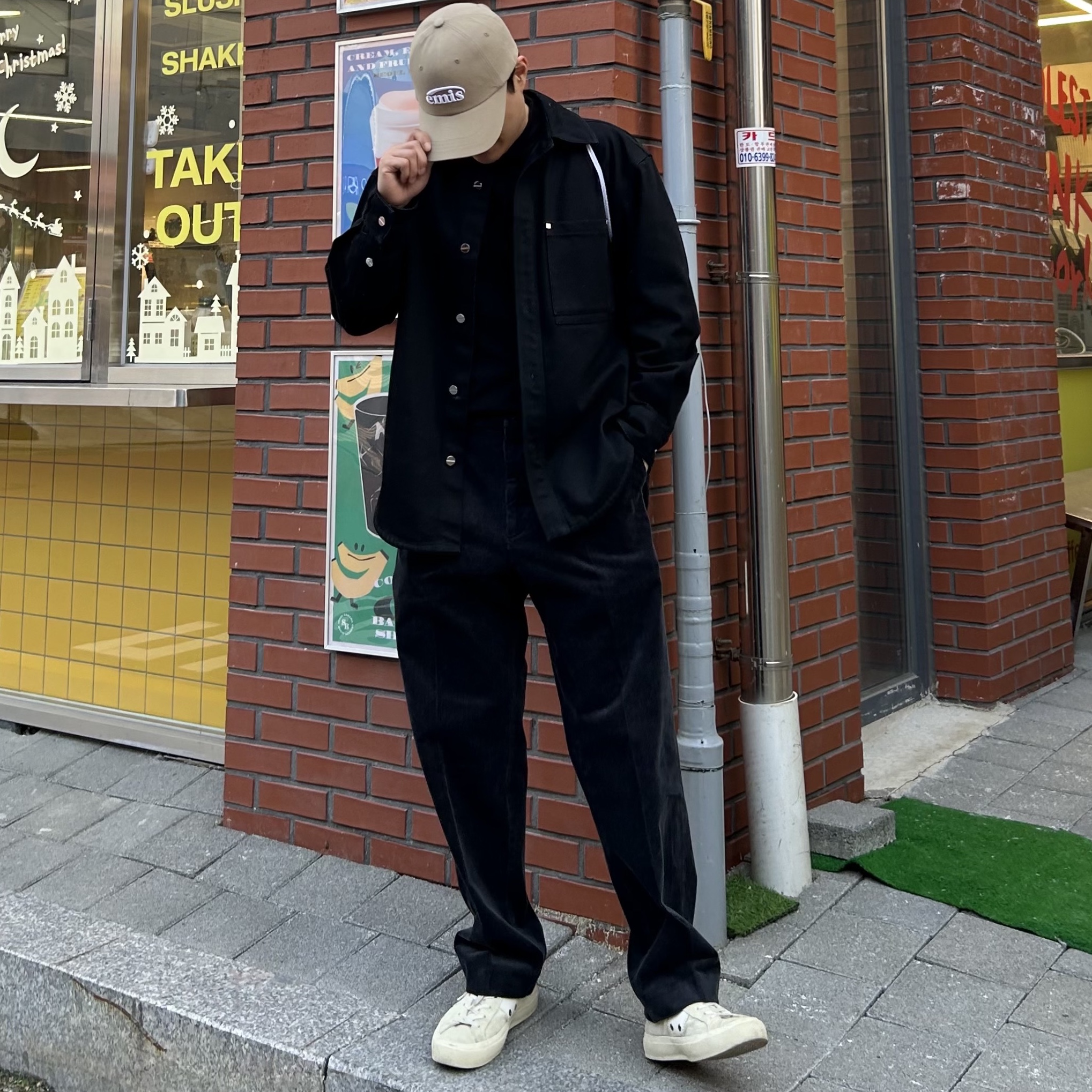 Emis New Logo Emis Cap Beige, Wooyoungmi Cotton Back Logo Shirt Black - 23FW 착용 스타일 - 1