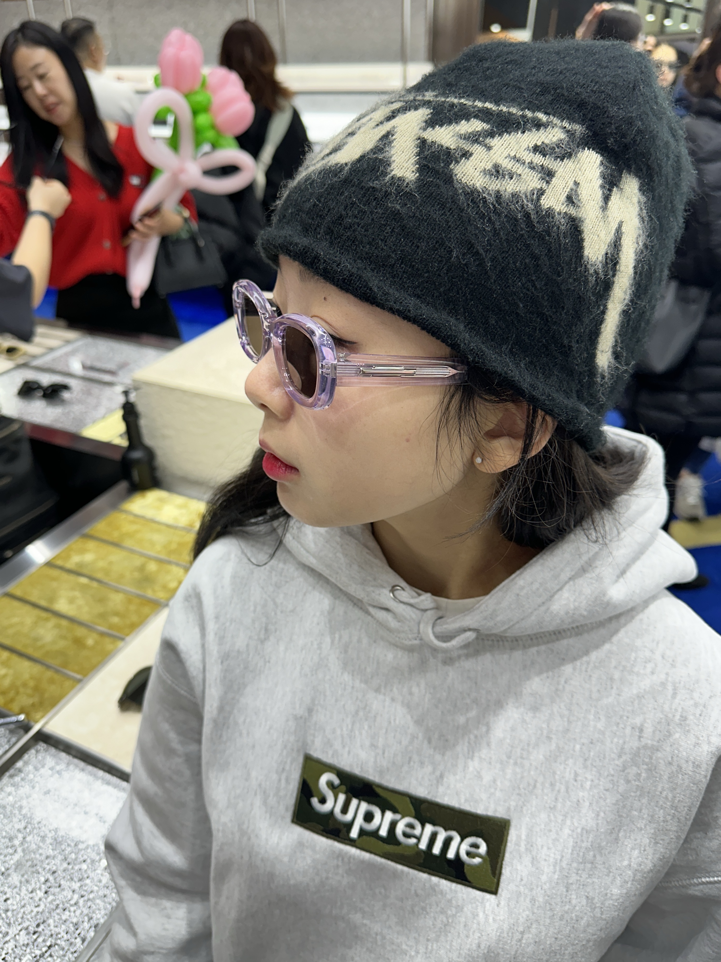 Supreme Box Logo Hooded Sweatshirt Ash Grey - 23FW, Stussy Brushed Out Stock Skullcap Beanie Black 착용 스타일 - 3