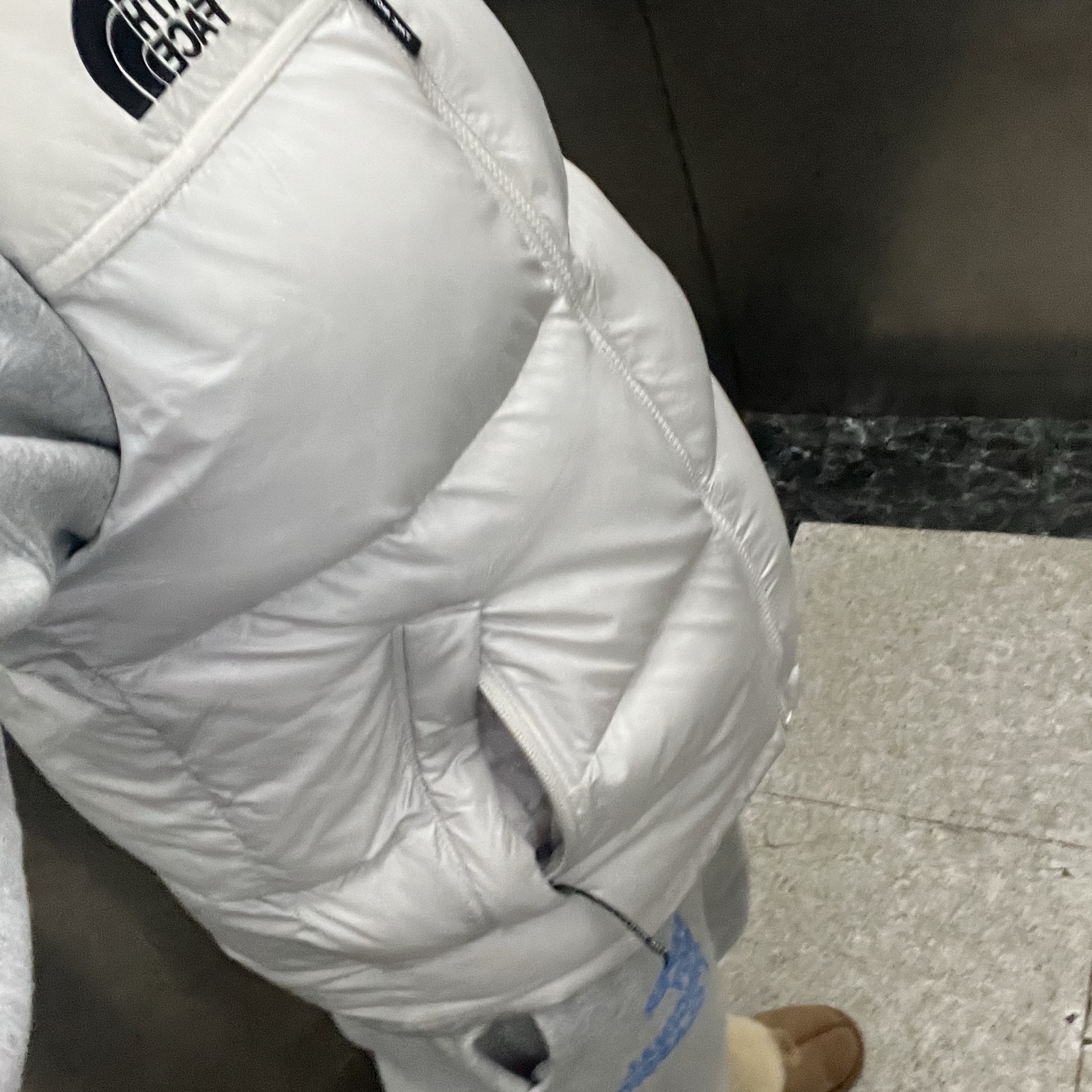 The North Face Nuptse On Ball Vest White Sand 착용 스타일