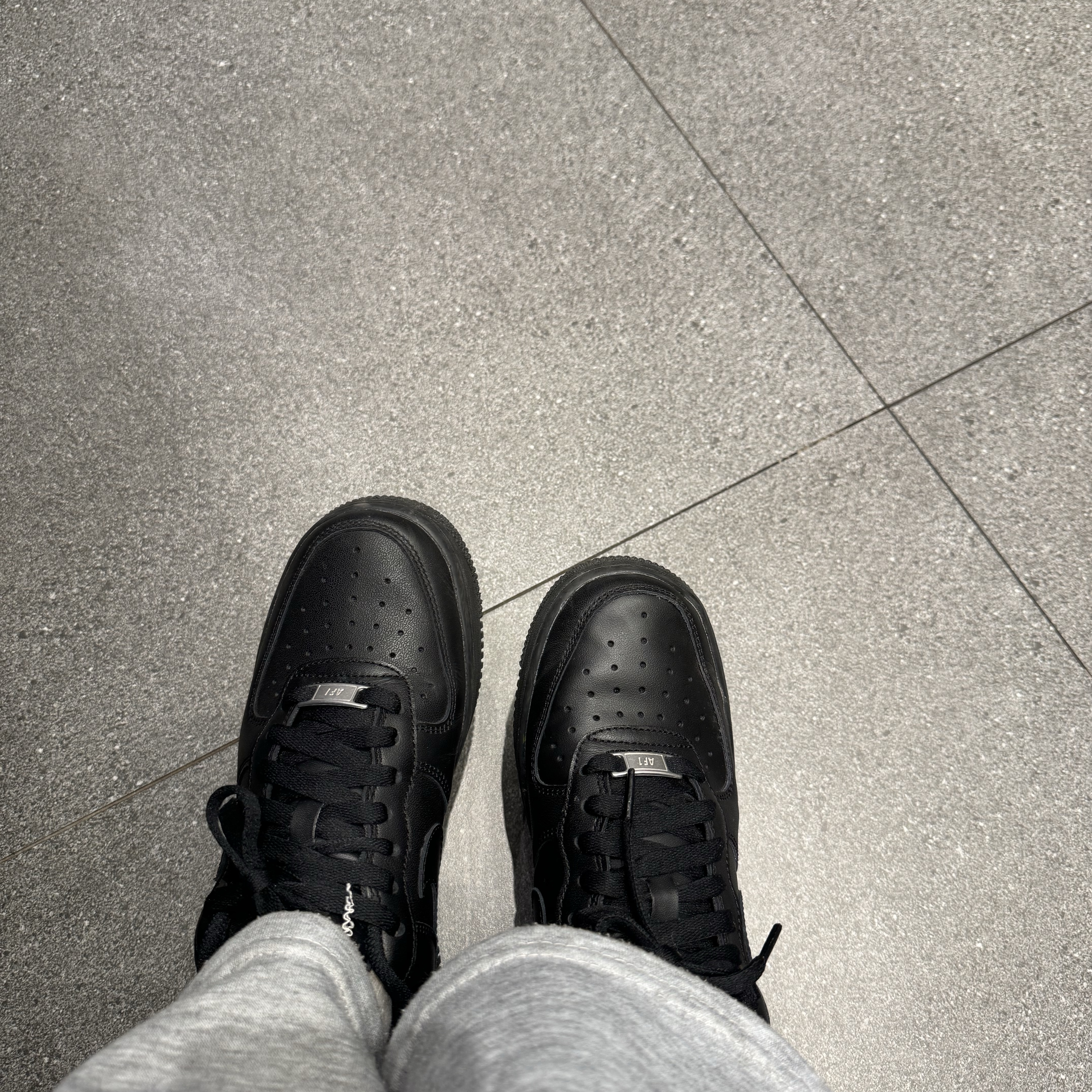 (W) Nike Air Force 1 '07 Low Triple Black 착용 스타일 - 1