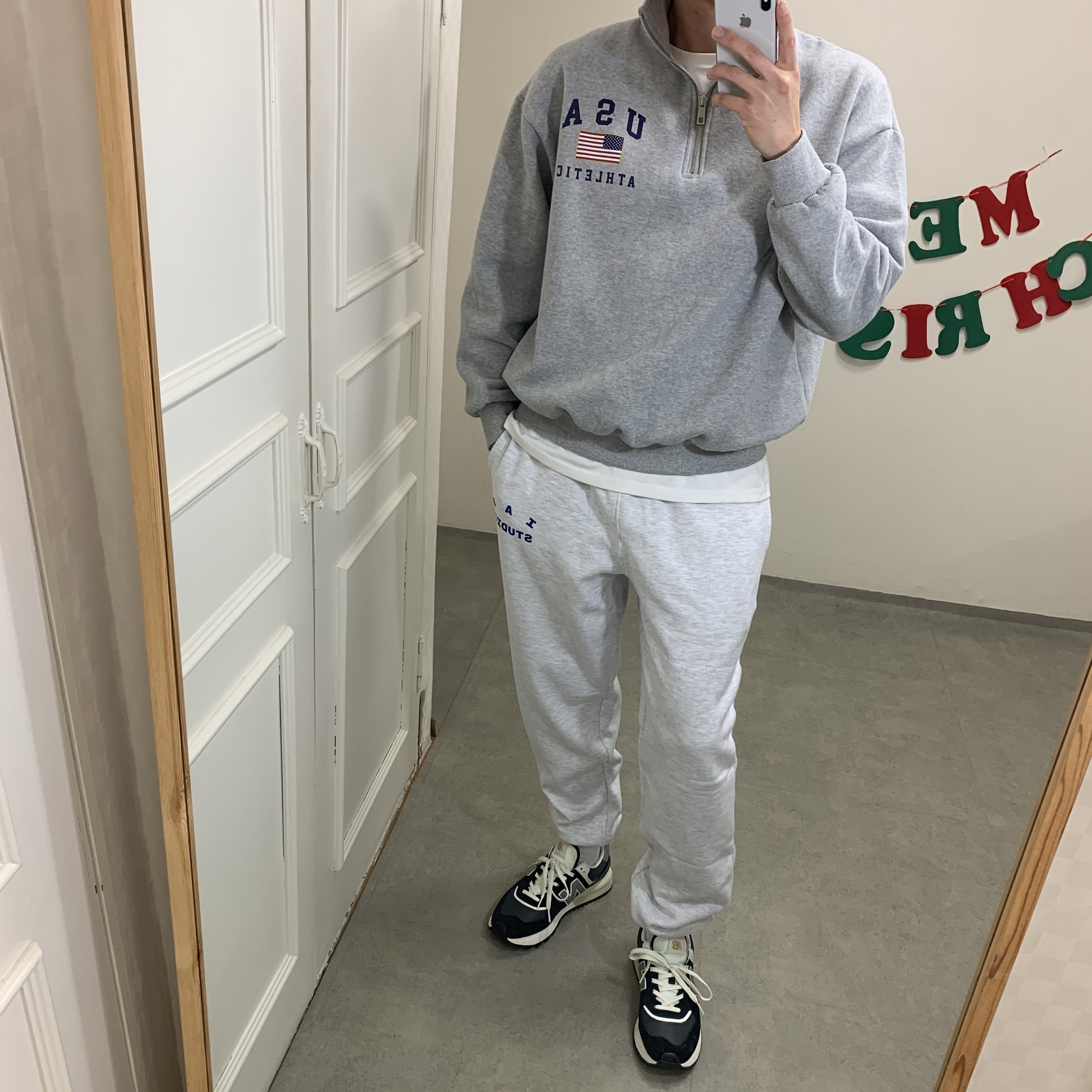IAB Studio Sweatpants Light Gray, New Balance 574 Legacy Black 착용 스타일 - 1