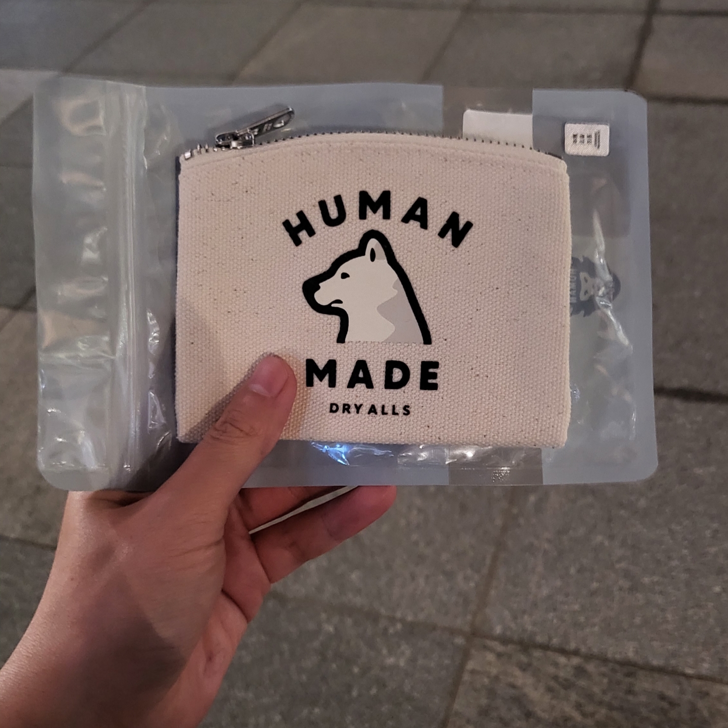 Human Made Worksout 20th Anniversary Jindo Dog Card Case White 착용 스타일