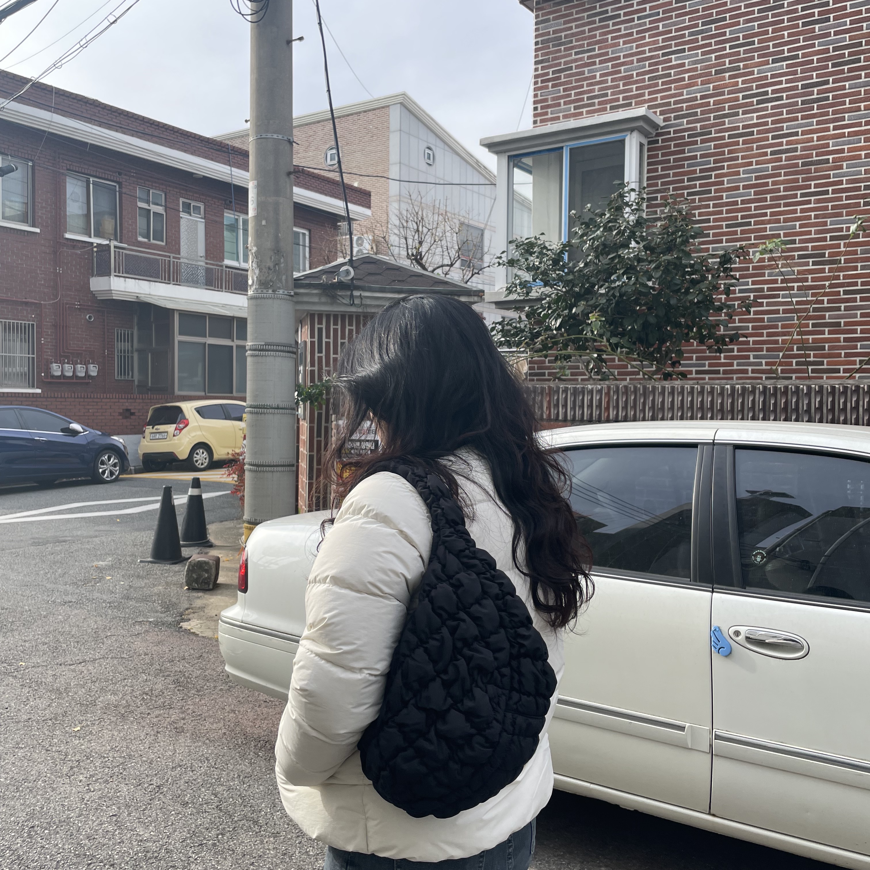 COS Quilted Mini Bag Black 착용 스타일