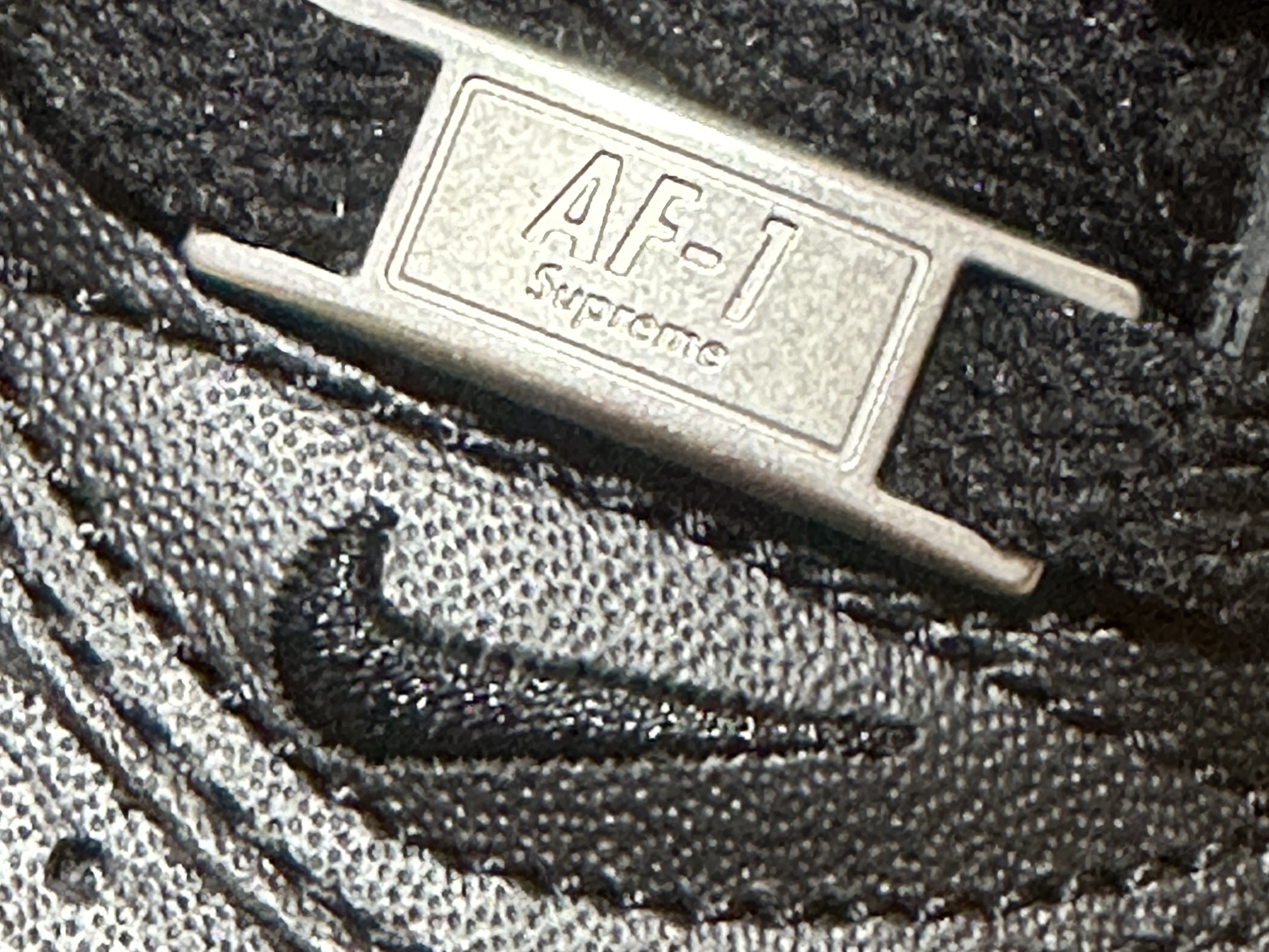 Nike x Supreme Air Force 1 Low Black 착용 스타일 - 2