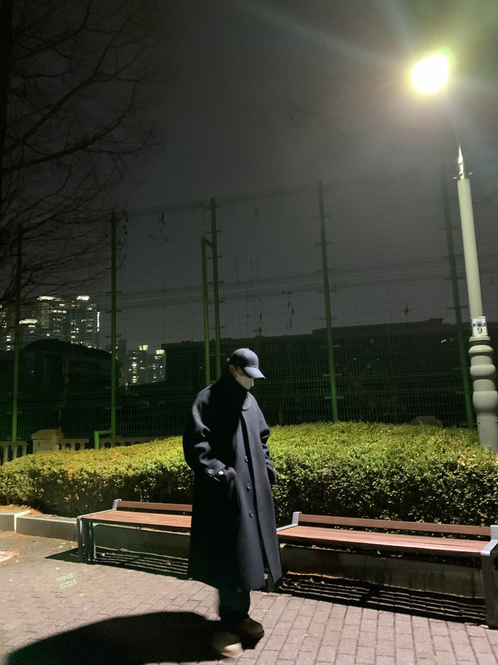 Undermycar Legion.02 Balmacaan Oversized Wool Coat Black 착용 스타일 - 3