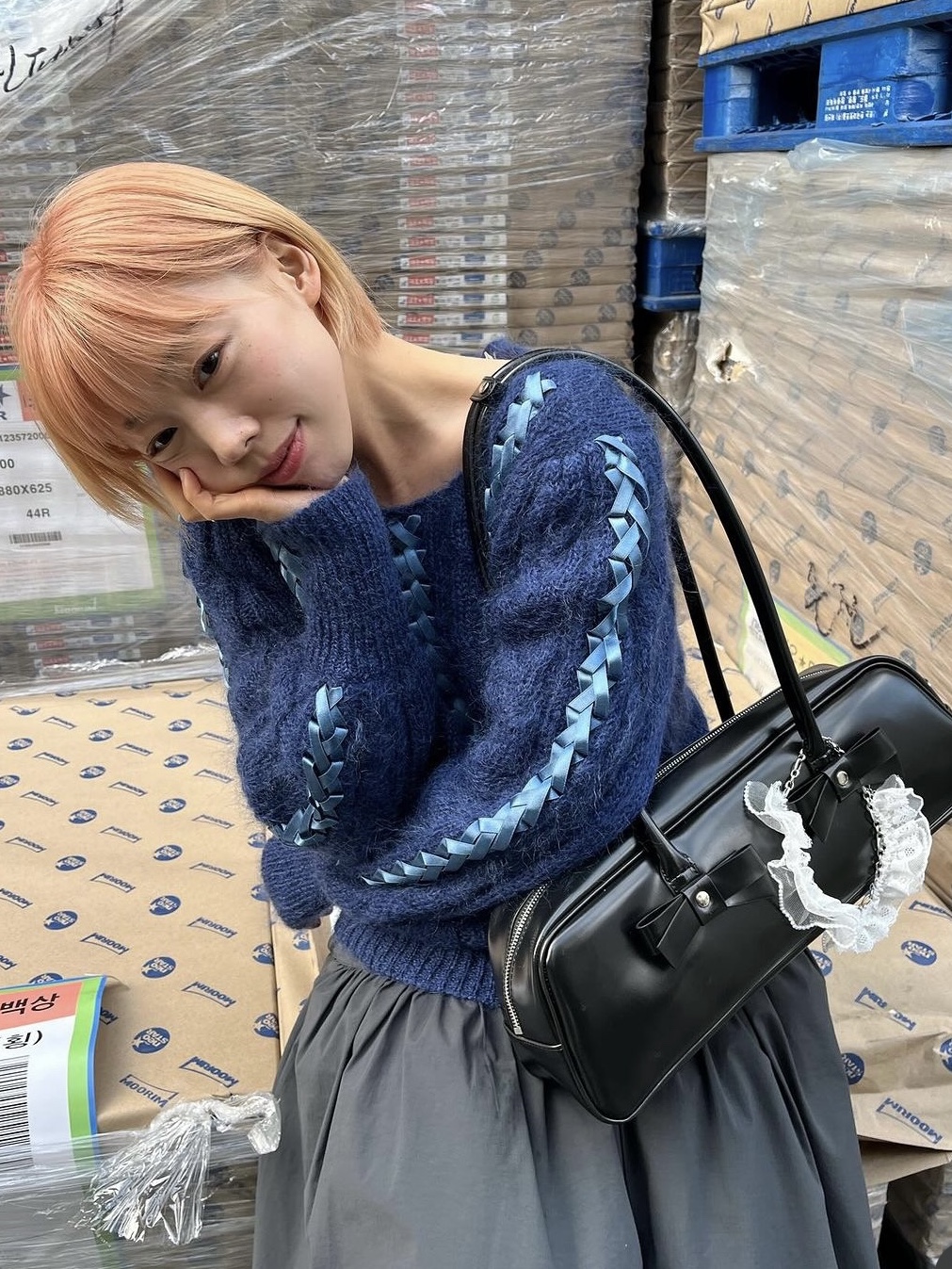 [예약 배송] Saenginstudios Ribbon Baguette Bag Black, [예약 배송] Saenginstudios Ribbon Baguette Bag Burgundy 착용 스타일
