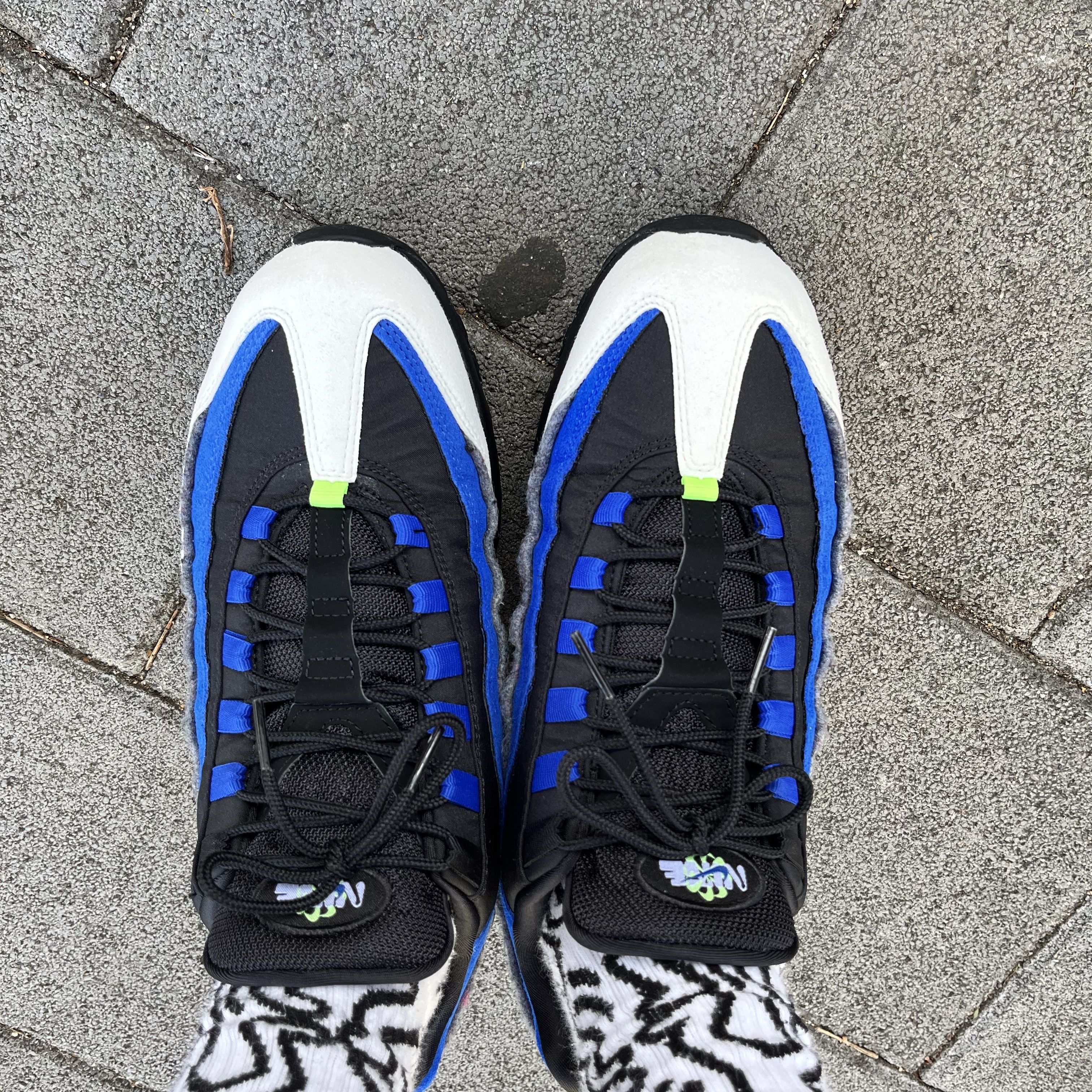 Nike Air Max 95 SE Black Game Royal 착용 스타일 - 2