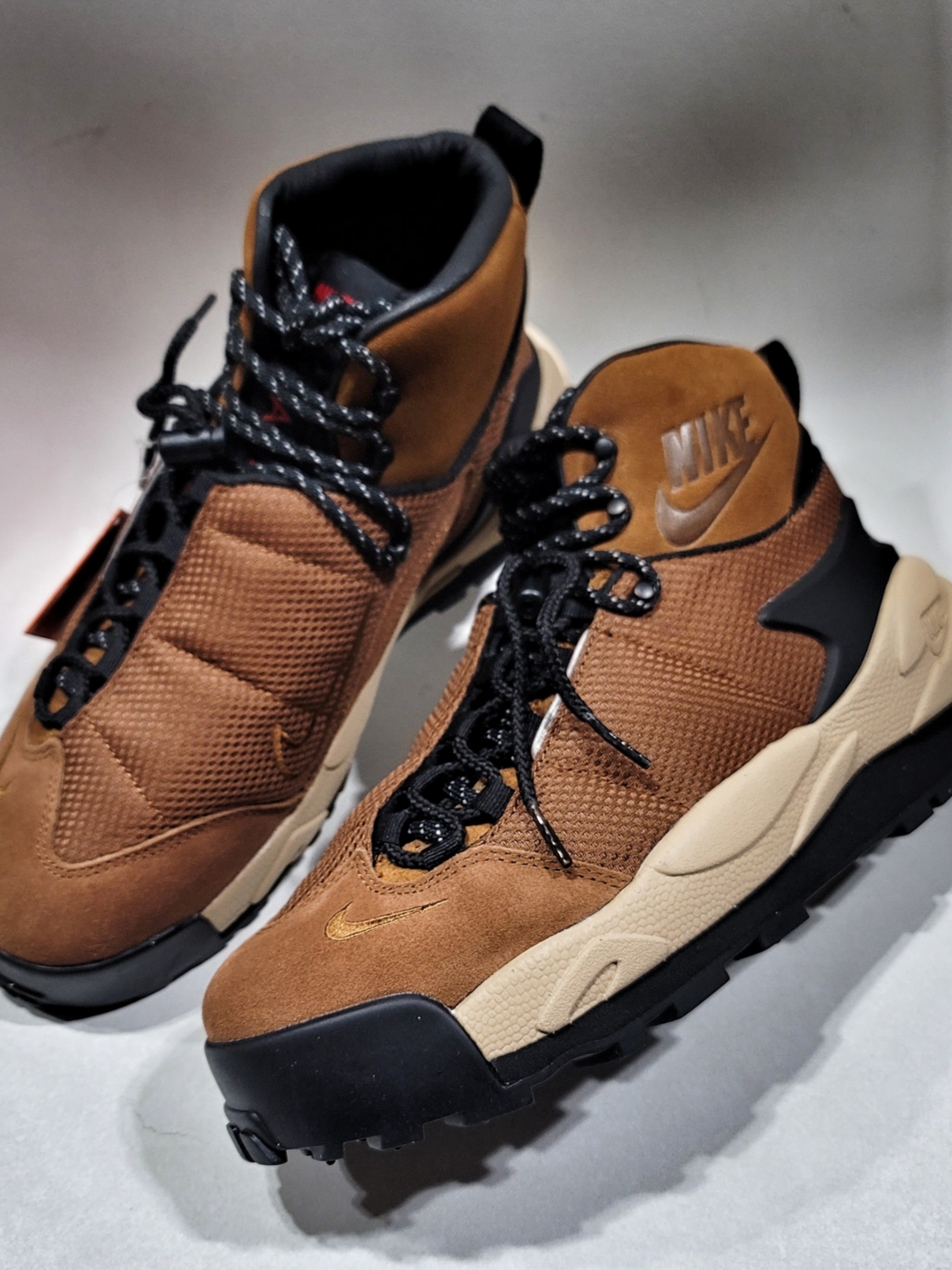 Nike x Sacai Magmascape SP Pecan 착용 스타일 - 3