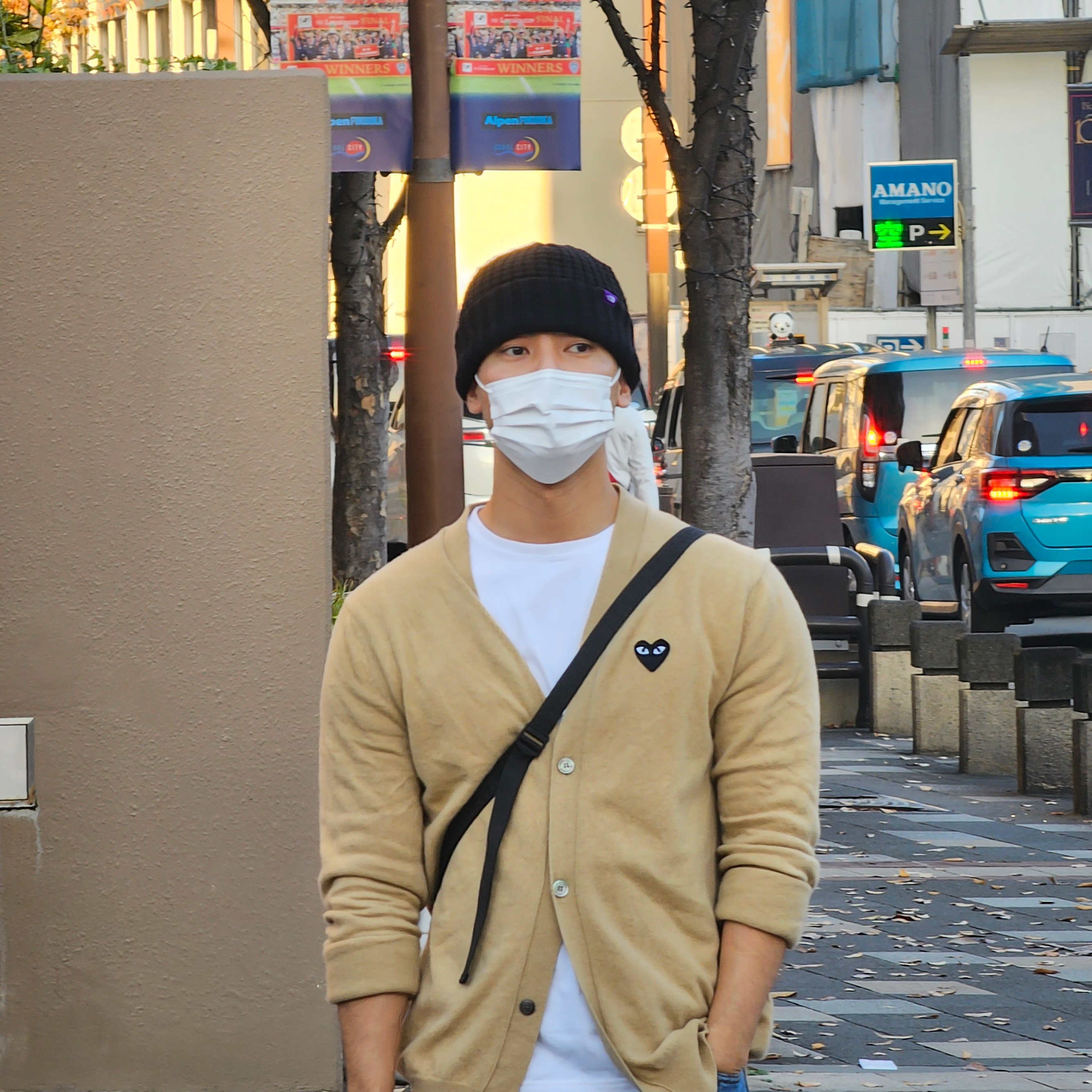 Play Comme des Garcons Black Heart Knit Cardigan Beige 착용 스타일