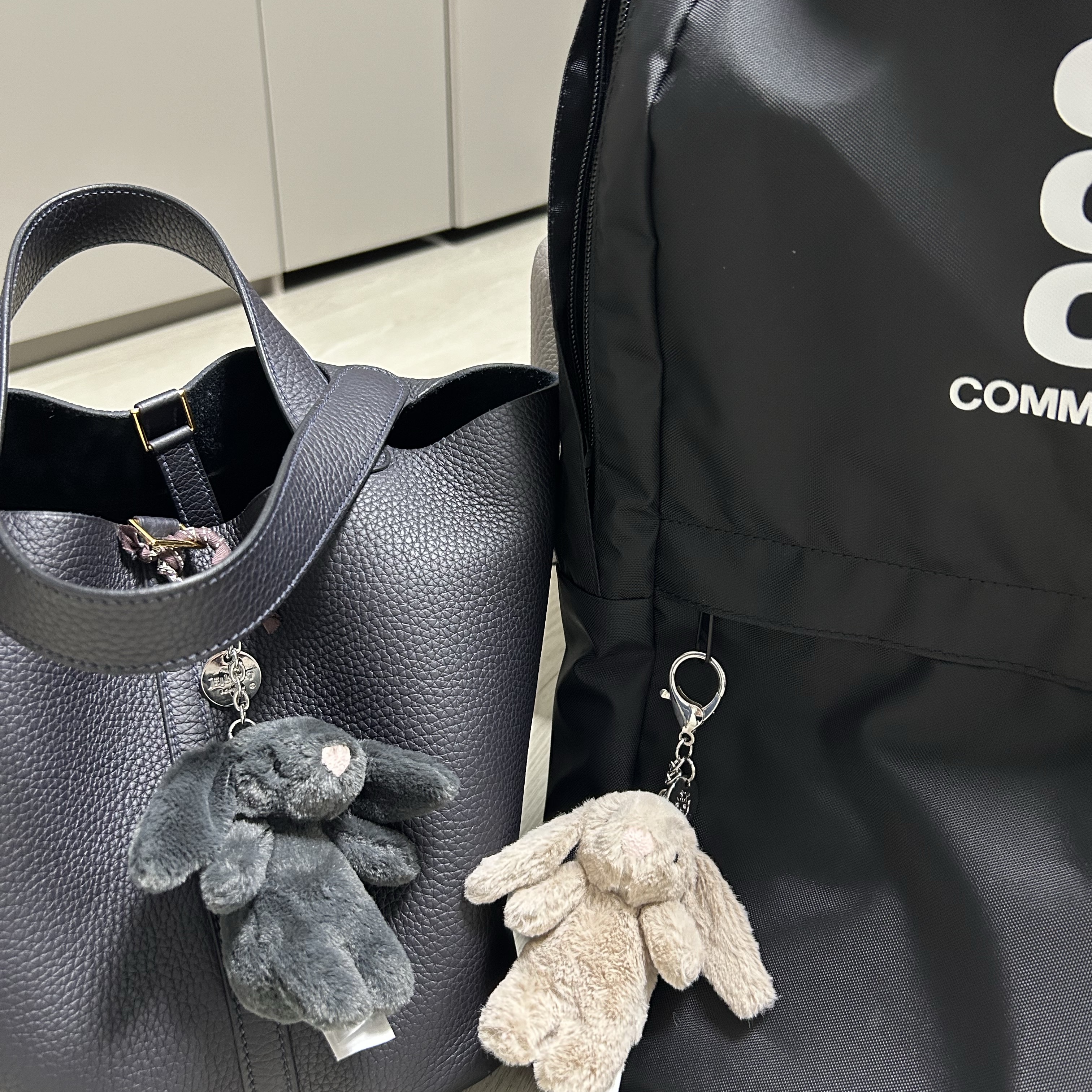 Jellycat Bashful Bunny Bag Charm Ink 착용 스타일