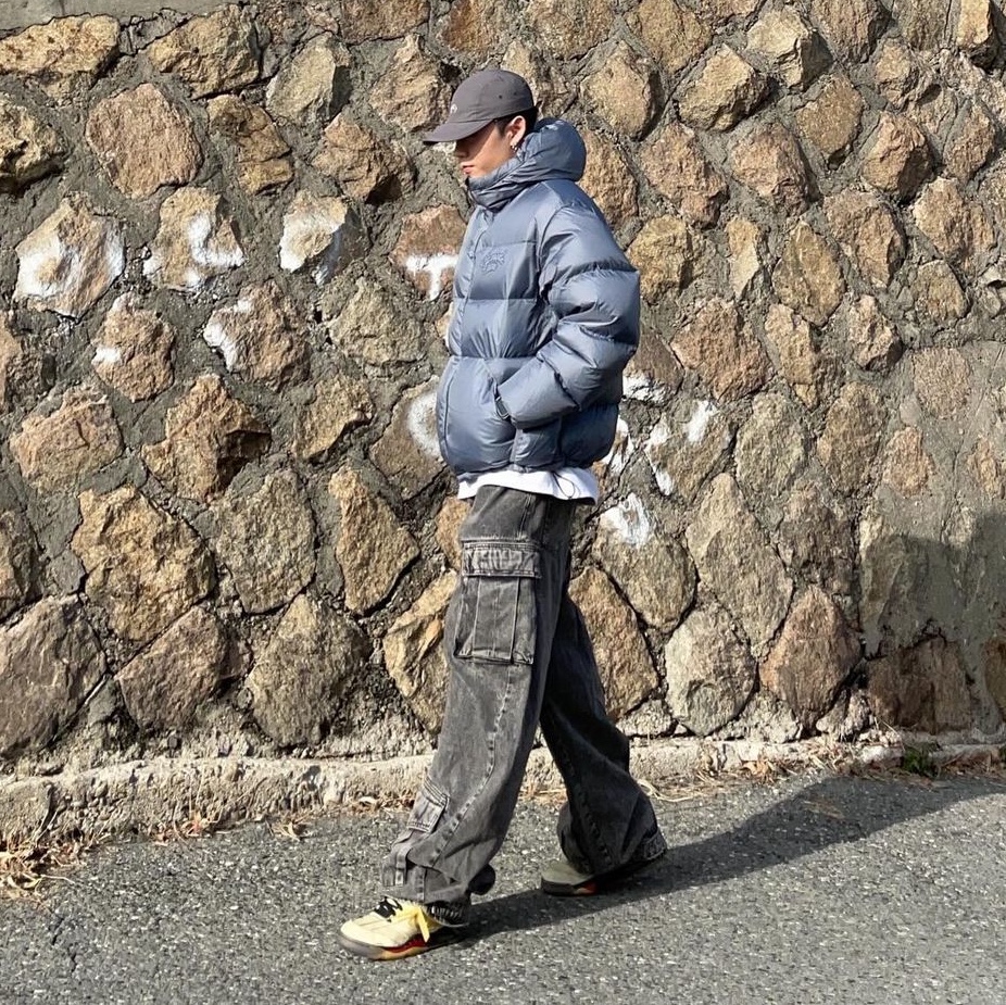 Zara Utility Cargo Jeans Black, Jordan 5 x Off-White Retro SP Sail Fire Red 착용 스타일