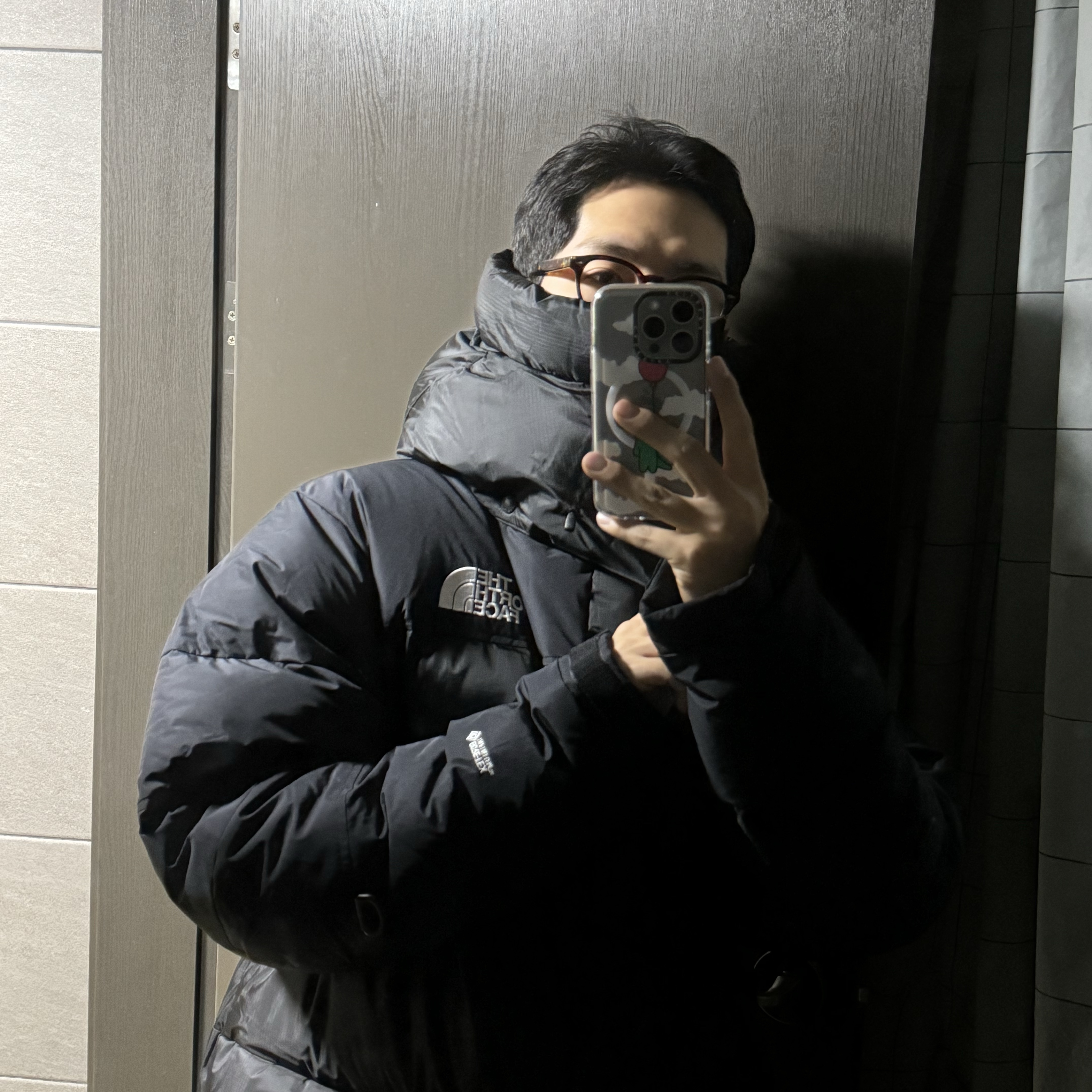 The North Face Him Down Parka Black 착용 스타일
