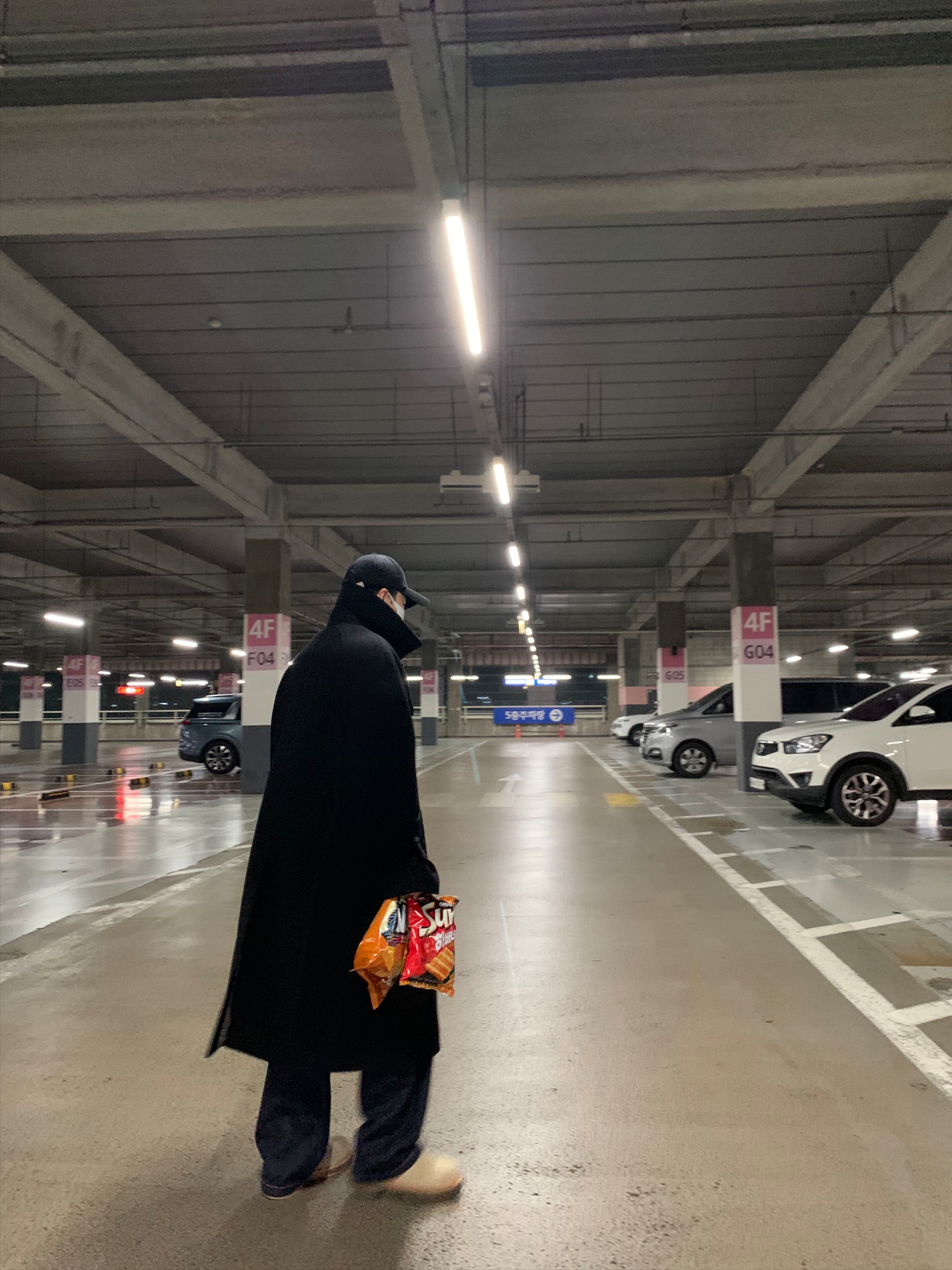 Undermycar Legion.02 Balmacaan Oversized Wool Coat Black 착용 스타일 - 7