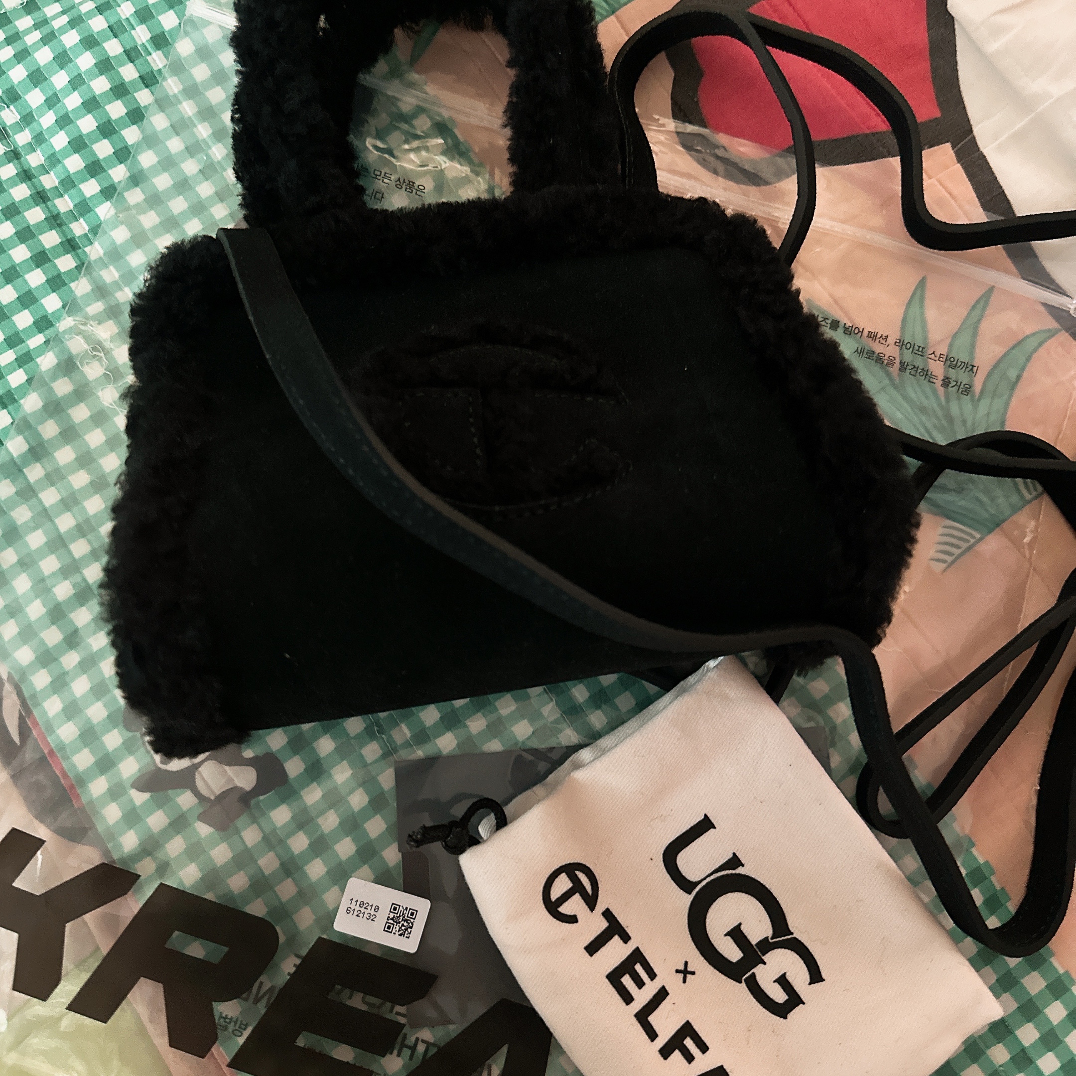 Telfar x UGG Small Shopping Bag Black 착용 스타일 - 1