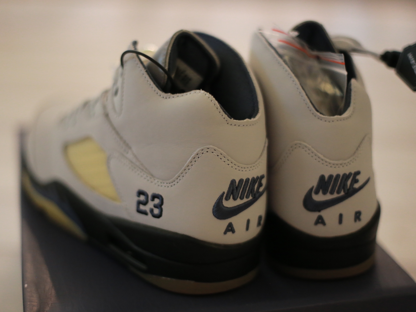 (W) Jordan 5 x A Ma Maniere Retro Dawn, Jordan 5 Fusion Varsity White Red 착용 스타일 - 3