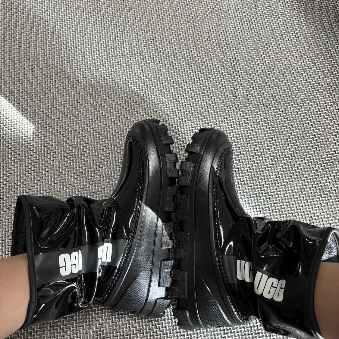 (Kids) UGG Classic Brellah Mini Boot Black 착용 스타일