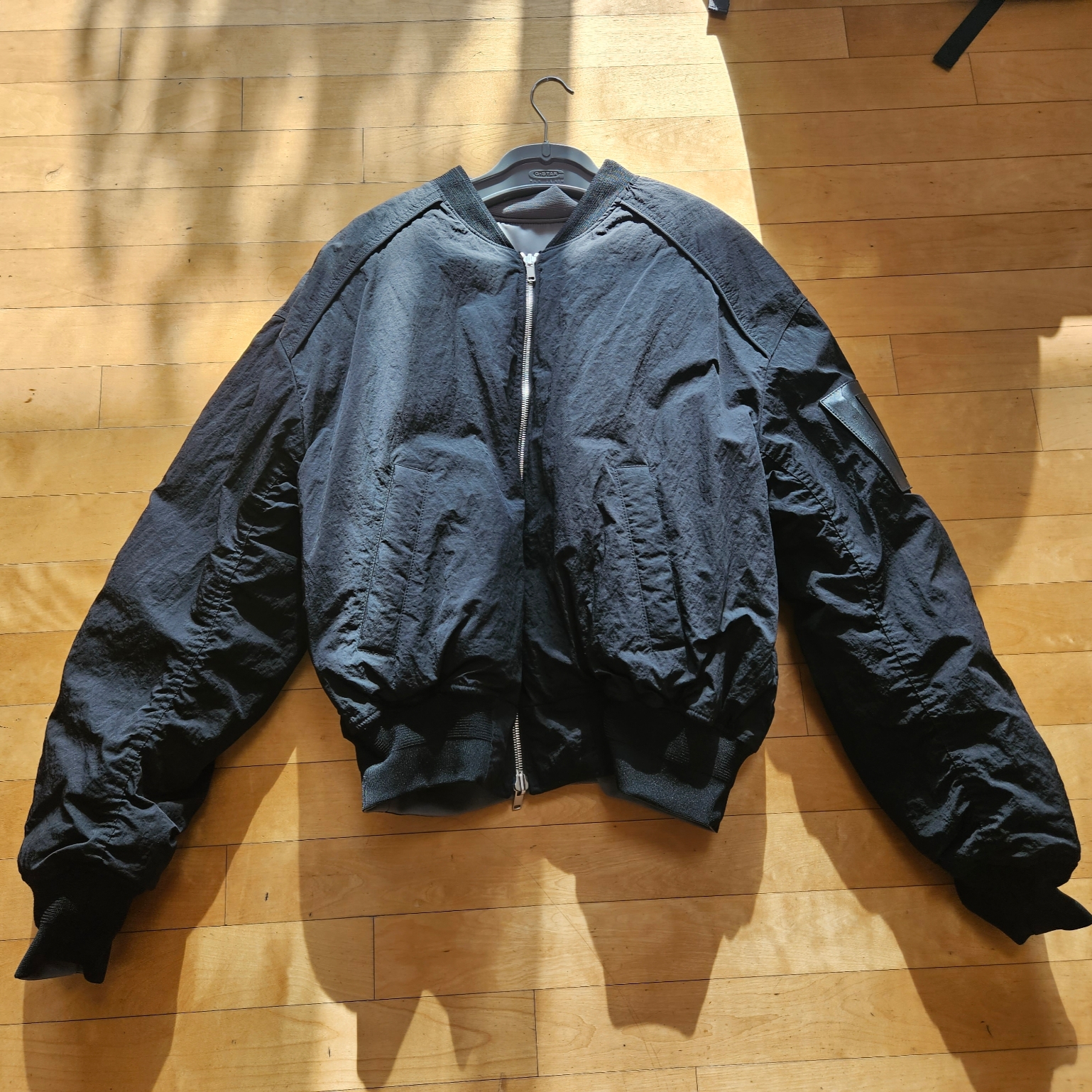 Juun.J Reversible MA-1 Jumper Black 착용 스타일