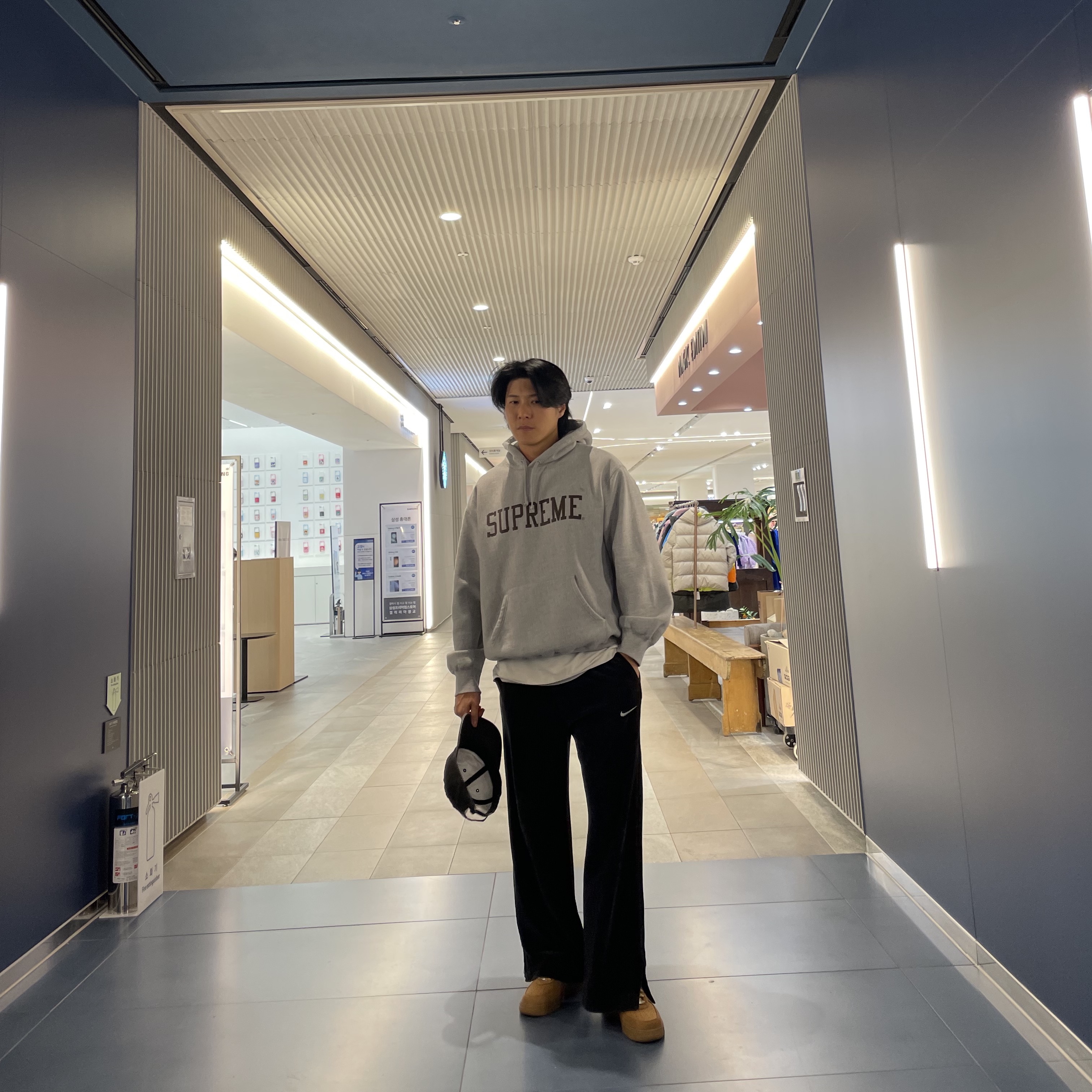 Supreme Pigment Canvas S Logo 6-Panel Black - 23SS, Supreme Varsity Hooded Sweatshirt Heather Grey - 23FW 착용 스타일 - 1