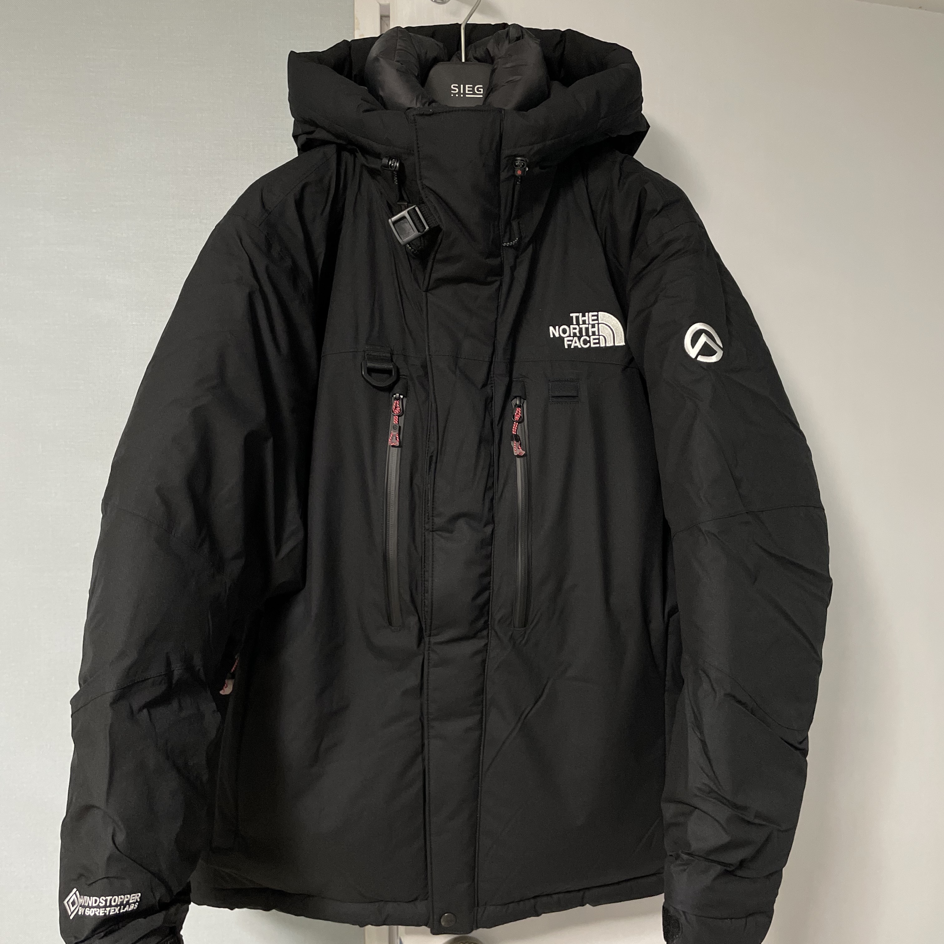 The North Face Himalayan Parka Black 착용 스타일 - 1