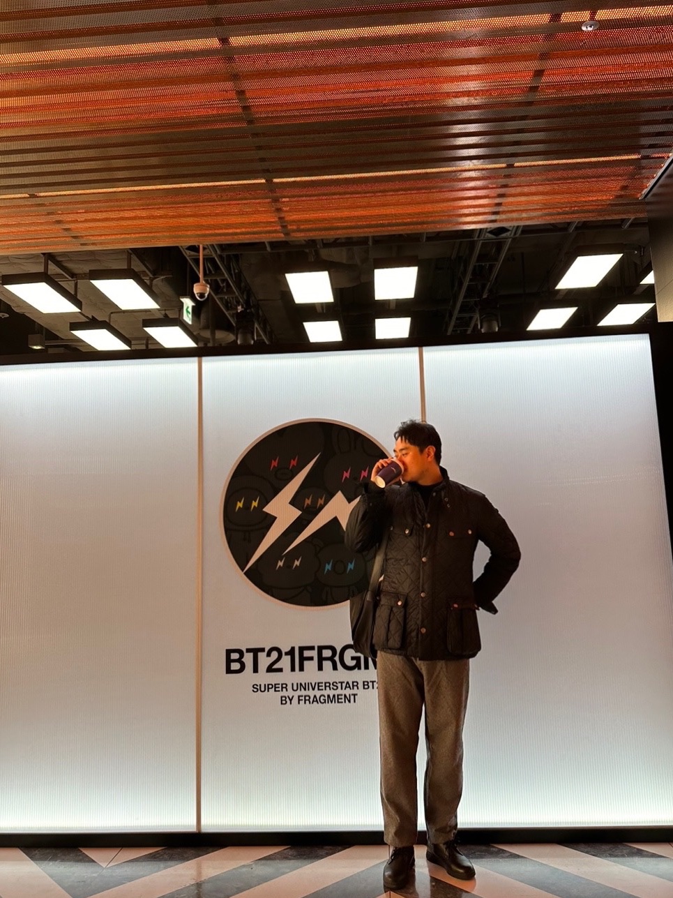 Barbour International Ariel Quilted Jacket Black, Matin Kim Big Buckle Bag Black 착용 스타일