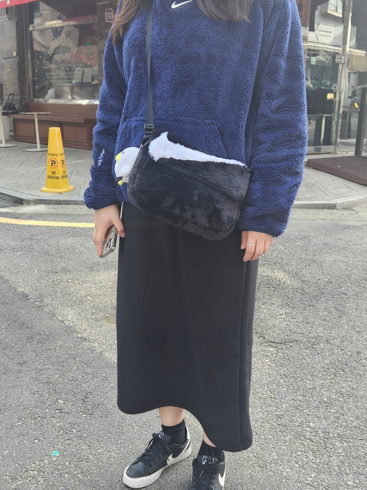 (W) Nike x Drake Nocta 8K Peaks Fleece Hoodie Midnight Navy (DV3645-410), Nike NSW Futura 365 Faux Fur Crossbody Bag 1L Black 착용 스타일