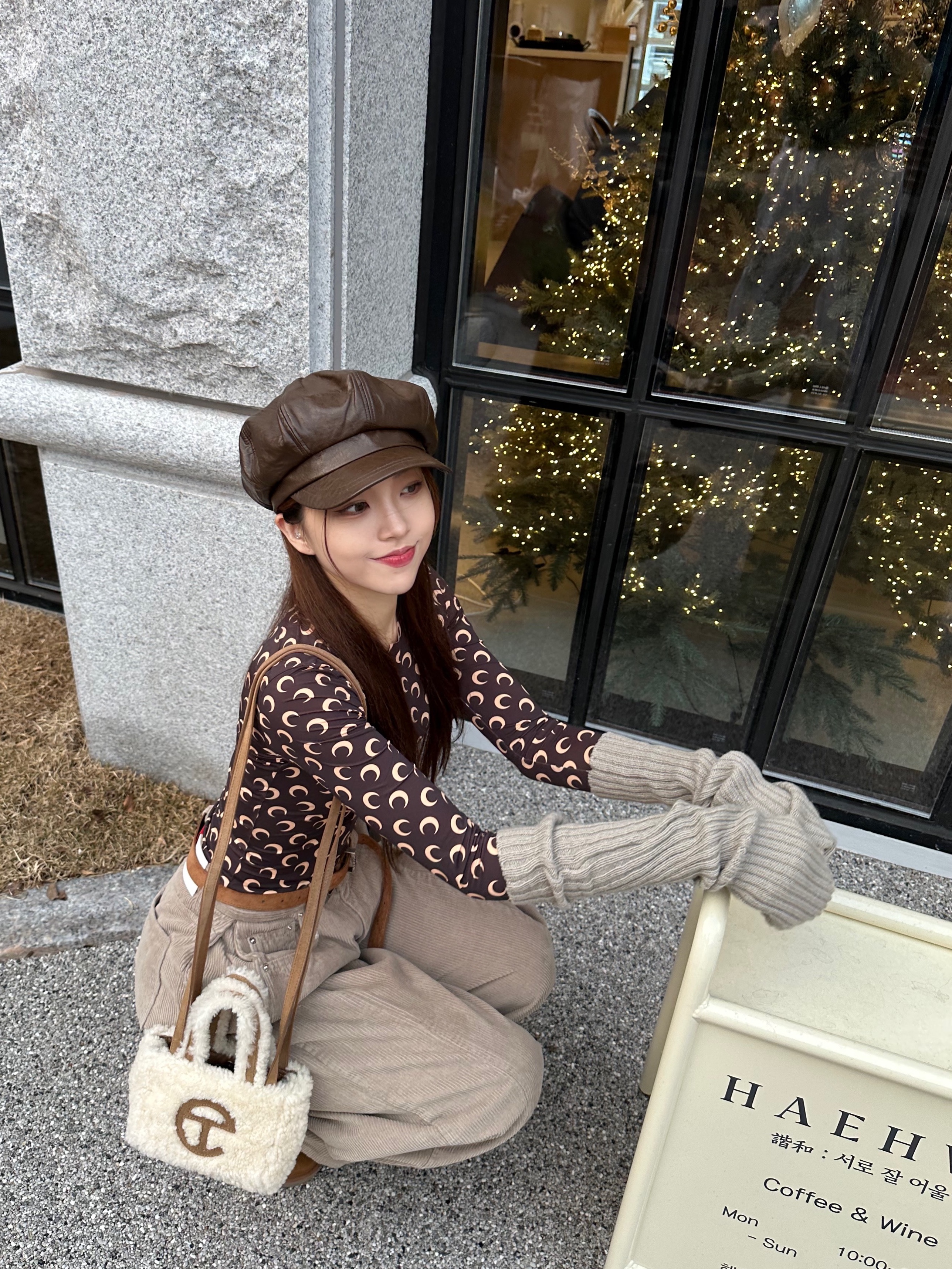 Telfar x UGG Reverse Small Shopping Bag Natural, (W) UGG Classic Mini II Boots Chestnut 착용 스타일 - 4