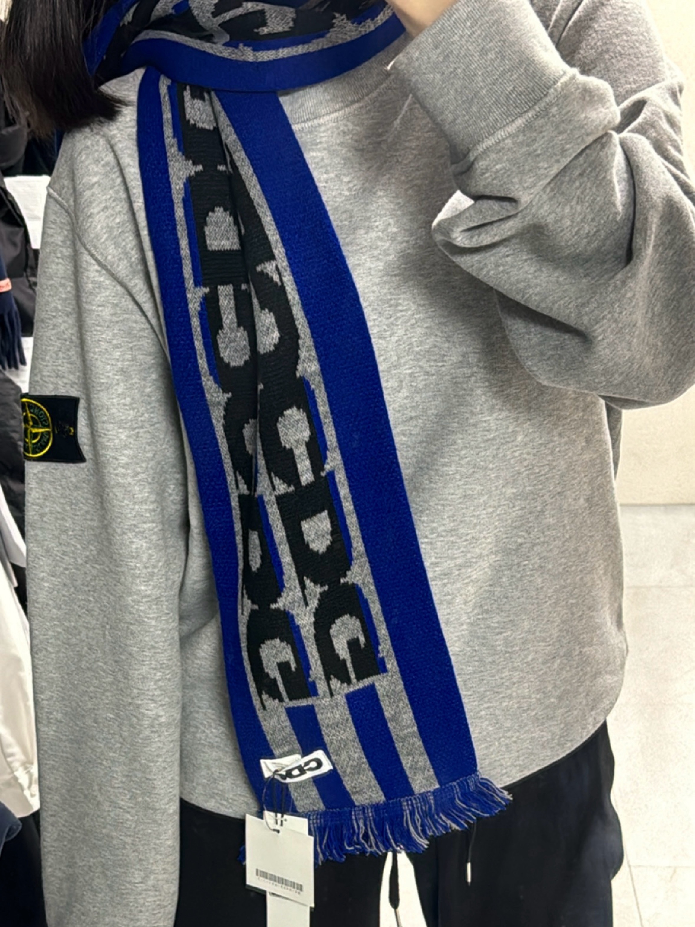 CDG Logo Check Muffler Blue 착용 스타일