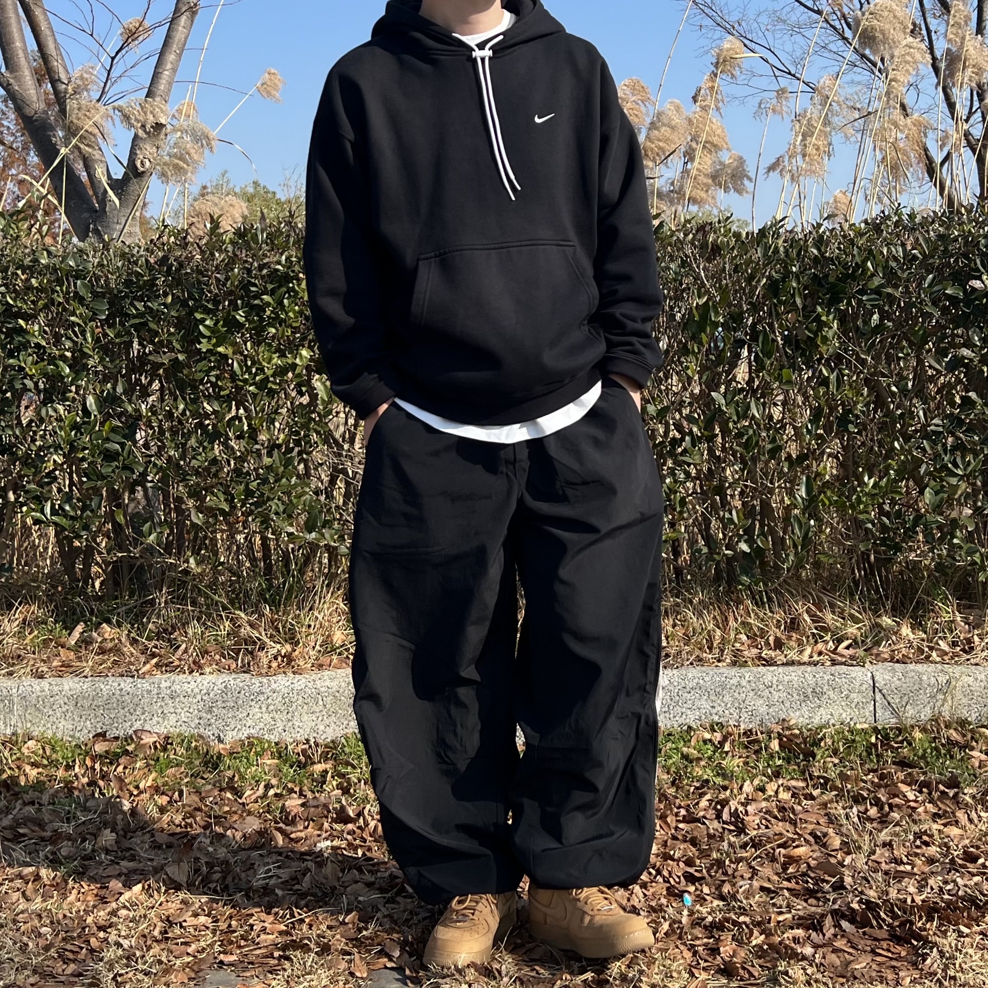 Nike x Supreme Air Force 1 Low Flax, Nike NRG Solo Swoosh Fleece Hoodie Black White - US/EU 착용 스타일