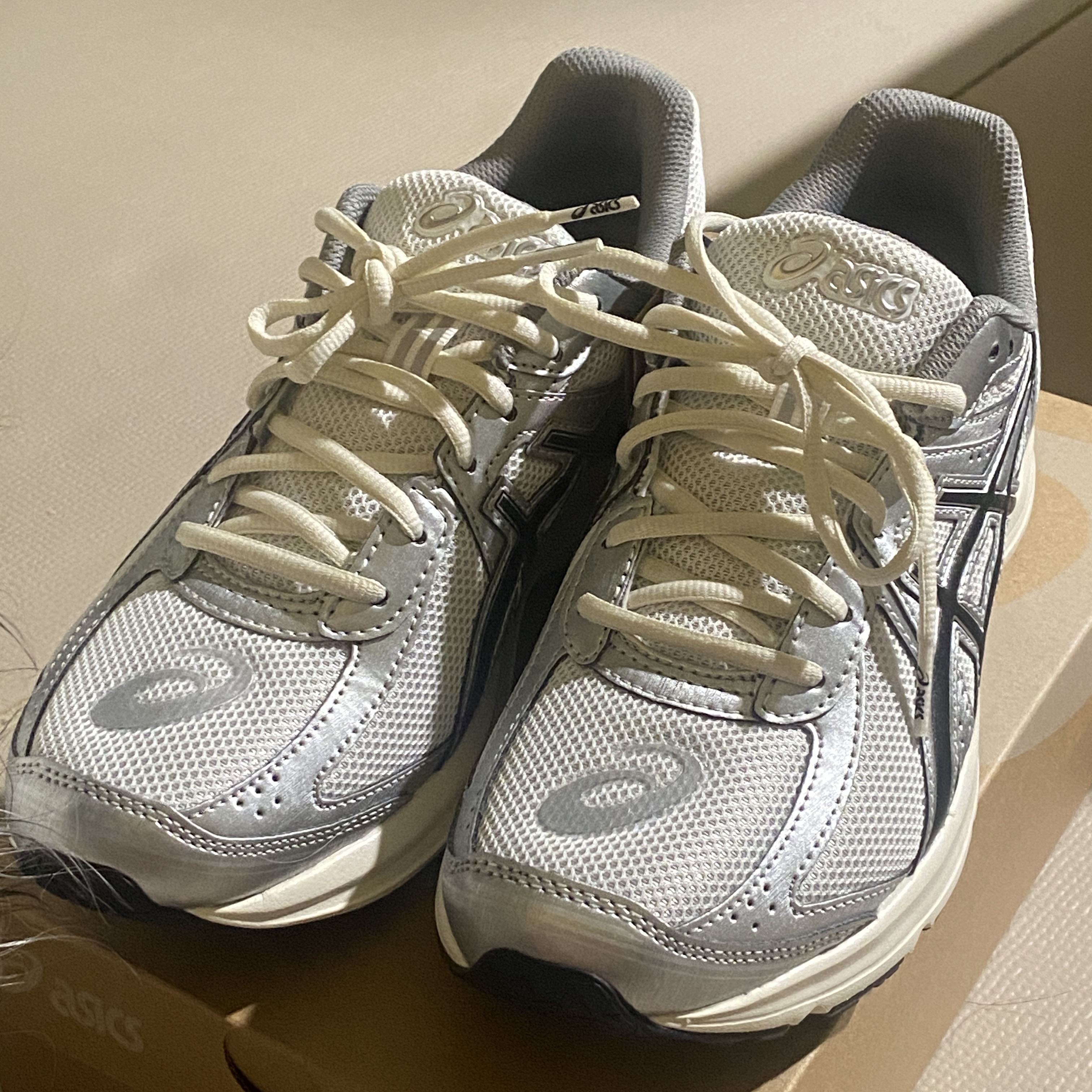 Asics Jog 100 S White Black - 2E Wide 착용 스타일 - 2