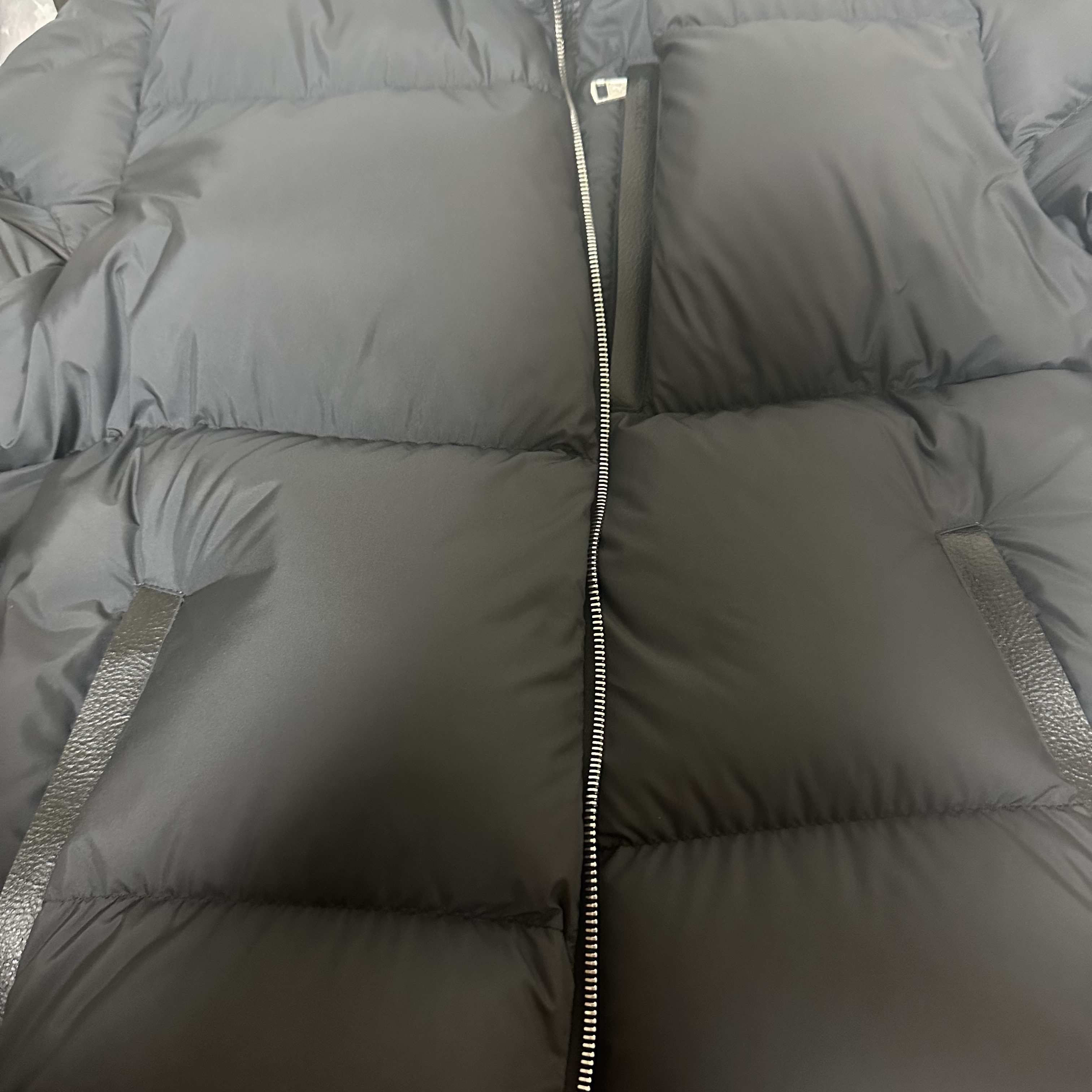 Moncler Besbre Short Down Jacket Black - 23FW 착용 스타일