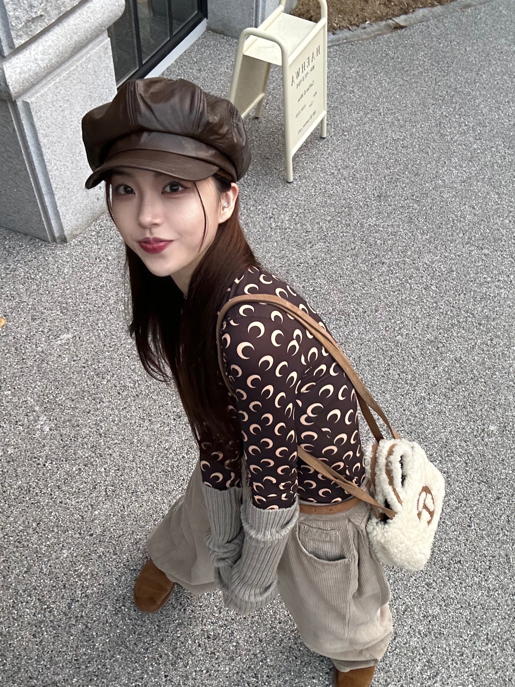 Telfar x UGG Reverse Small Shopping Bag Natural, (W) UGG Classic Mini II Boots Chestnut 착용 스타일 - 3