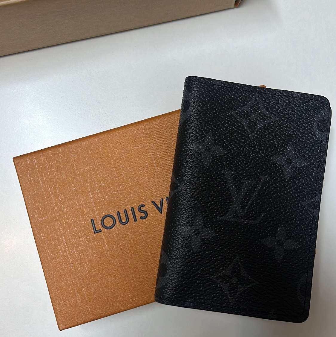 Louis Vuitton Pocket Organizer Monogram Eclipse 착용 스타일