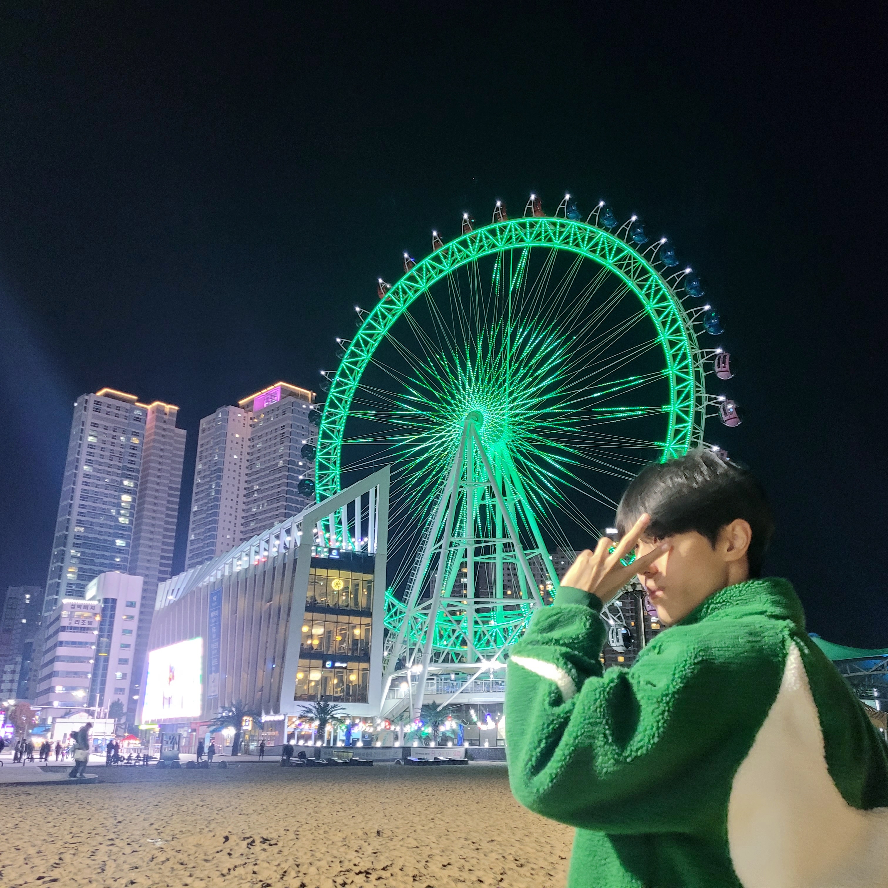 Nike Big Swoosh Full Zip Jacket Gorge Green White, Nike x Stussy NRG Washed Fleece Crewneck Black (DO5310-010) 착용 스타일 - 1