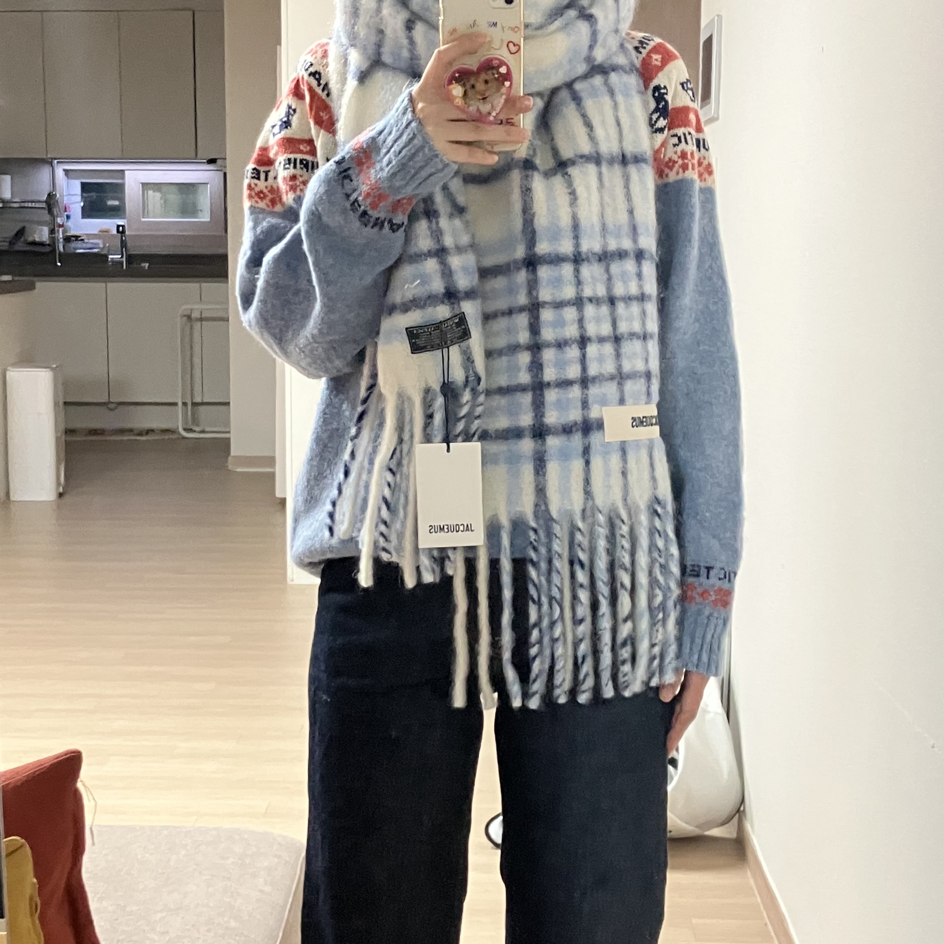 Jacquemus L’echarpe Carro Le Chouchou Jacquard Check Muffler Light Blue, Human Made Duck Jacquard Knit Sweater Blue 착용 스타일 - 2